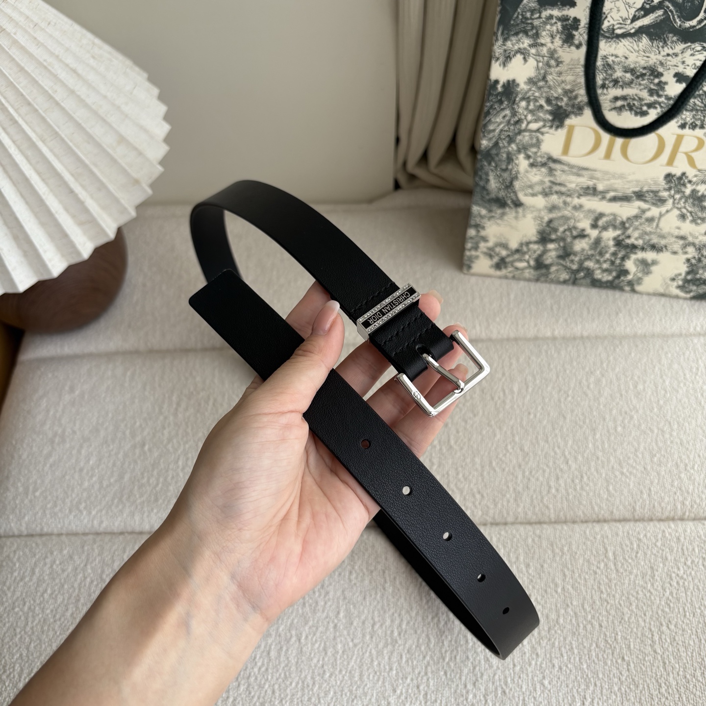 Dior新款腰带采用光滑牛皮革等材质精心制作，饰以富有光泽的饰面金属CD针扣和Christian Dio