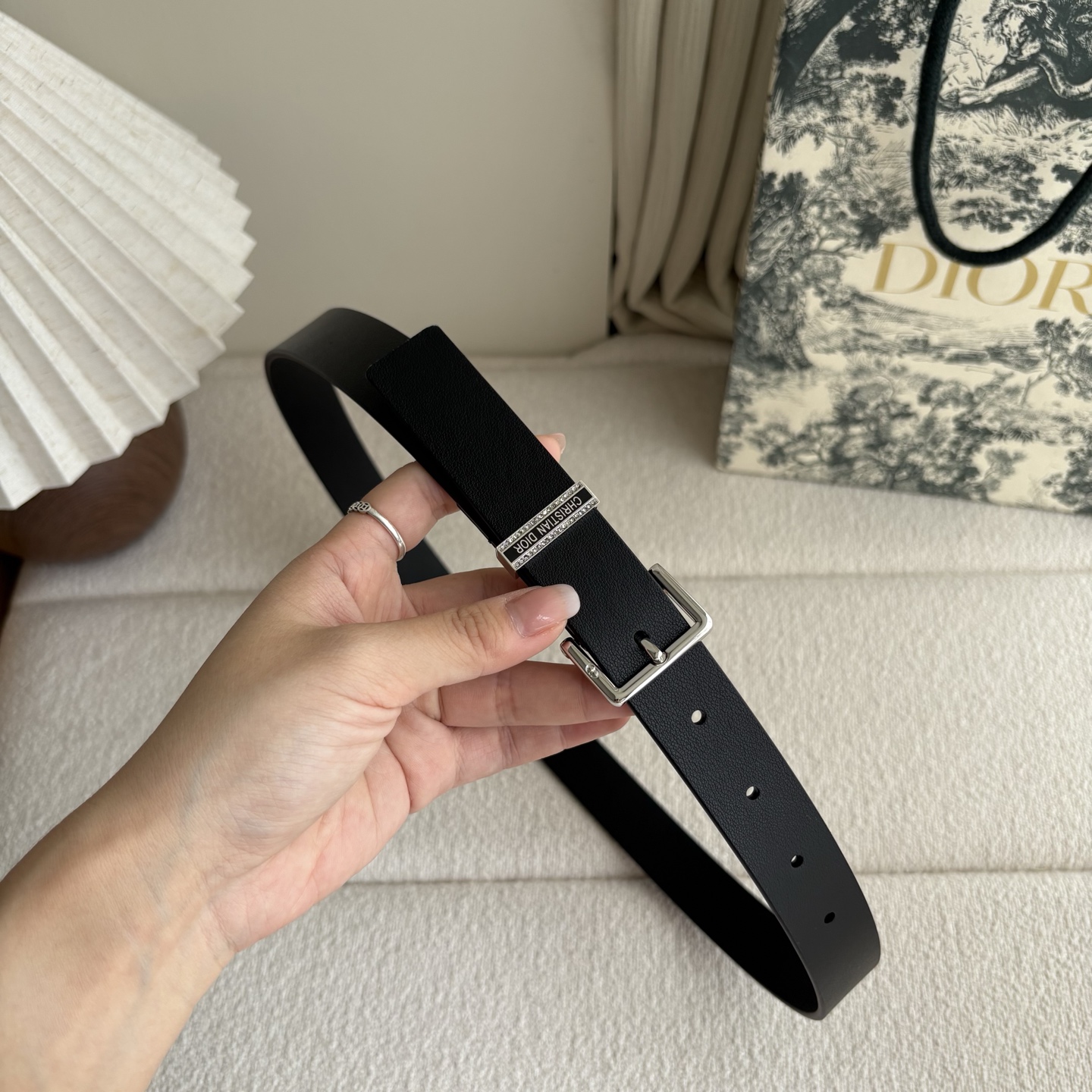 Dior新款腰带采用光滑牛皮革等材质精心制作，饰以富有光泽的饰面金属CD针扣和Christian Dio