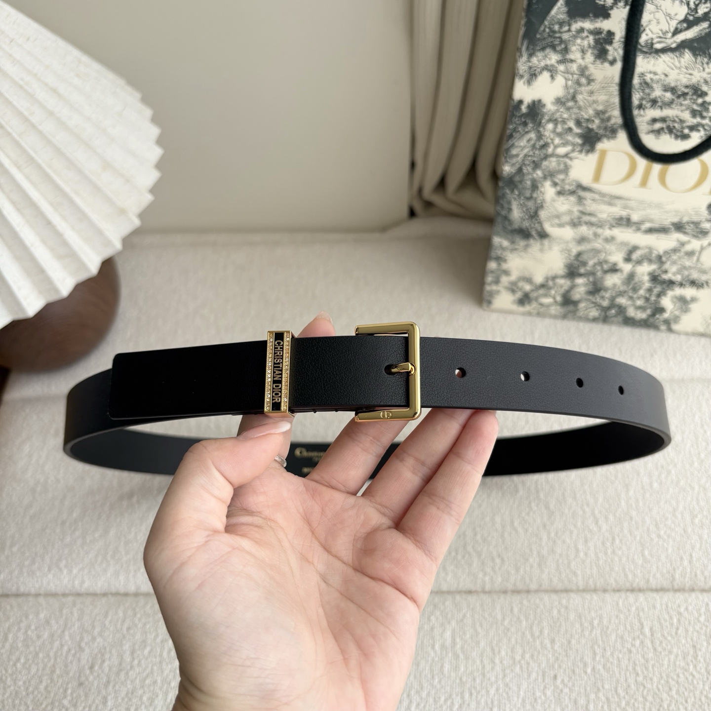 Dior新款腰带采用光滑牛皮革等材质精心制作，饰以富有光泽的饰面金属CD针扣和Christian Dio