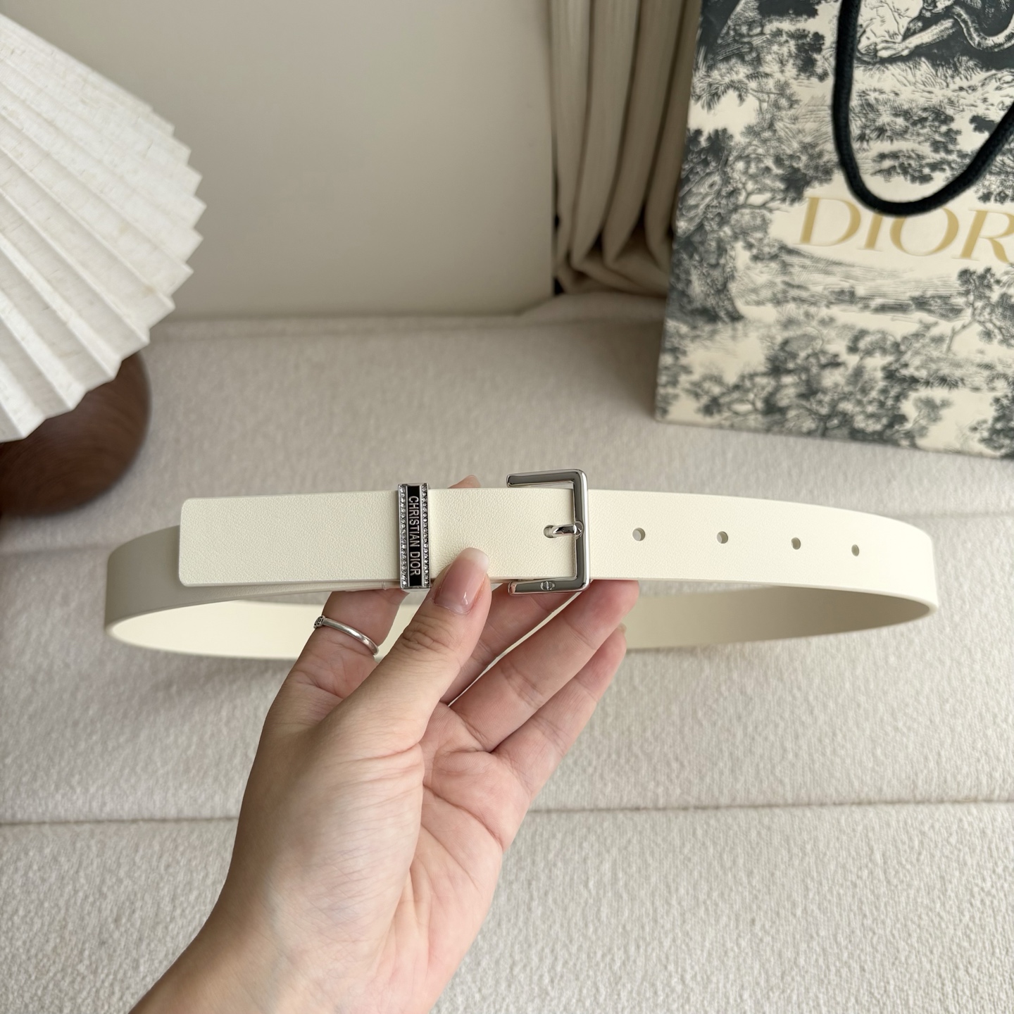 Dior新款腰带采用光滑牛皮革等材质精心制作，饰以富有光泽的饰面金属CD针扣和Christian Dio