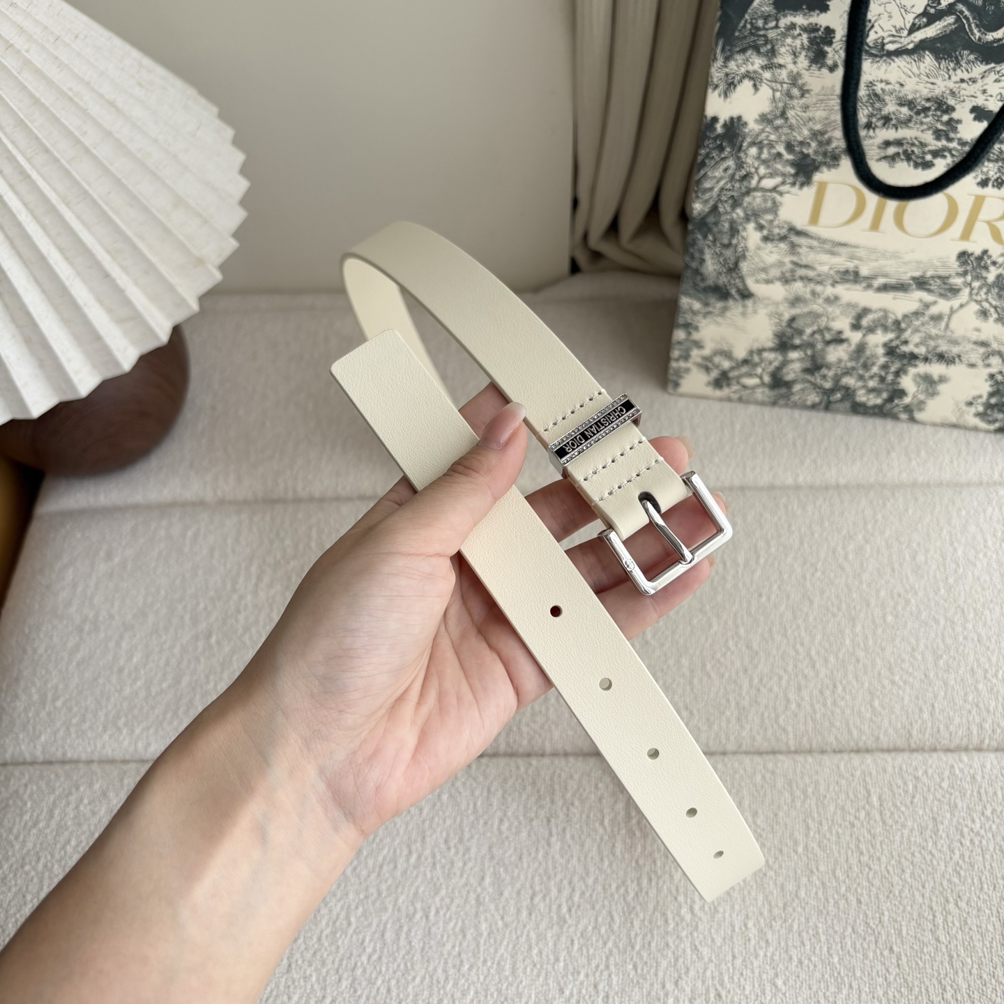 Dior新款腰带采用光滑牛皮革等材质精心制作，饰以富有光泽的饰面金属CD针扣和Christian Dio