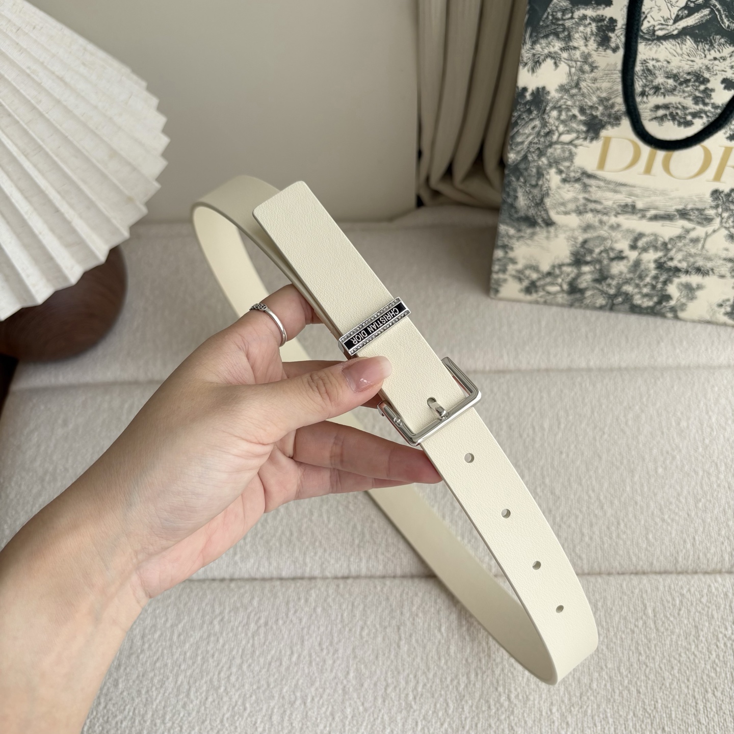 Dior新款腰带采用光滑牛皮革等材质精心制作，饰以富有光泽的饰面金属CD针扣和Christian Dio