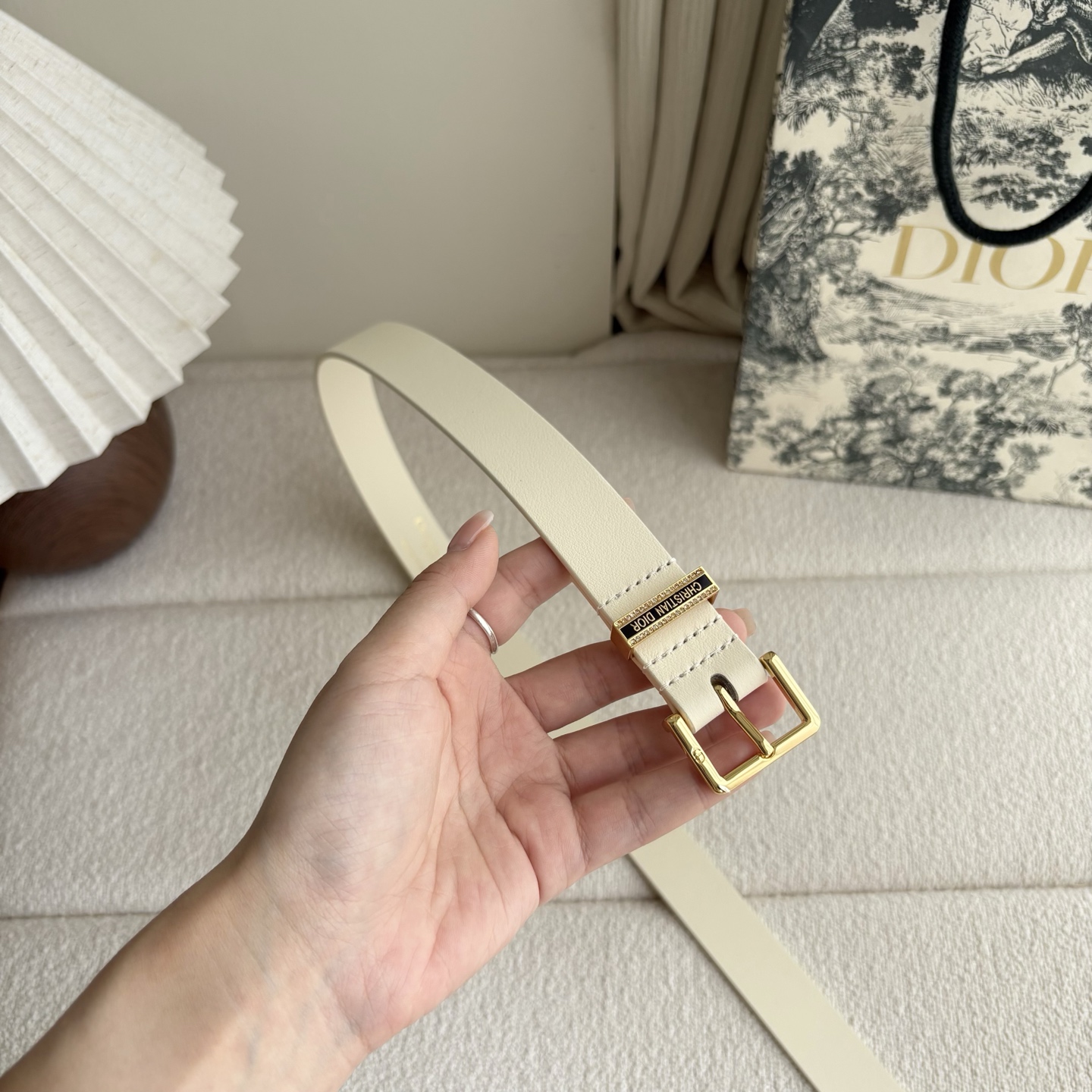 Dior新款腰带采用光滑牛皮革等材质精心制作，饰以富有光泽的饰面金属CD针扣和Christian Dio