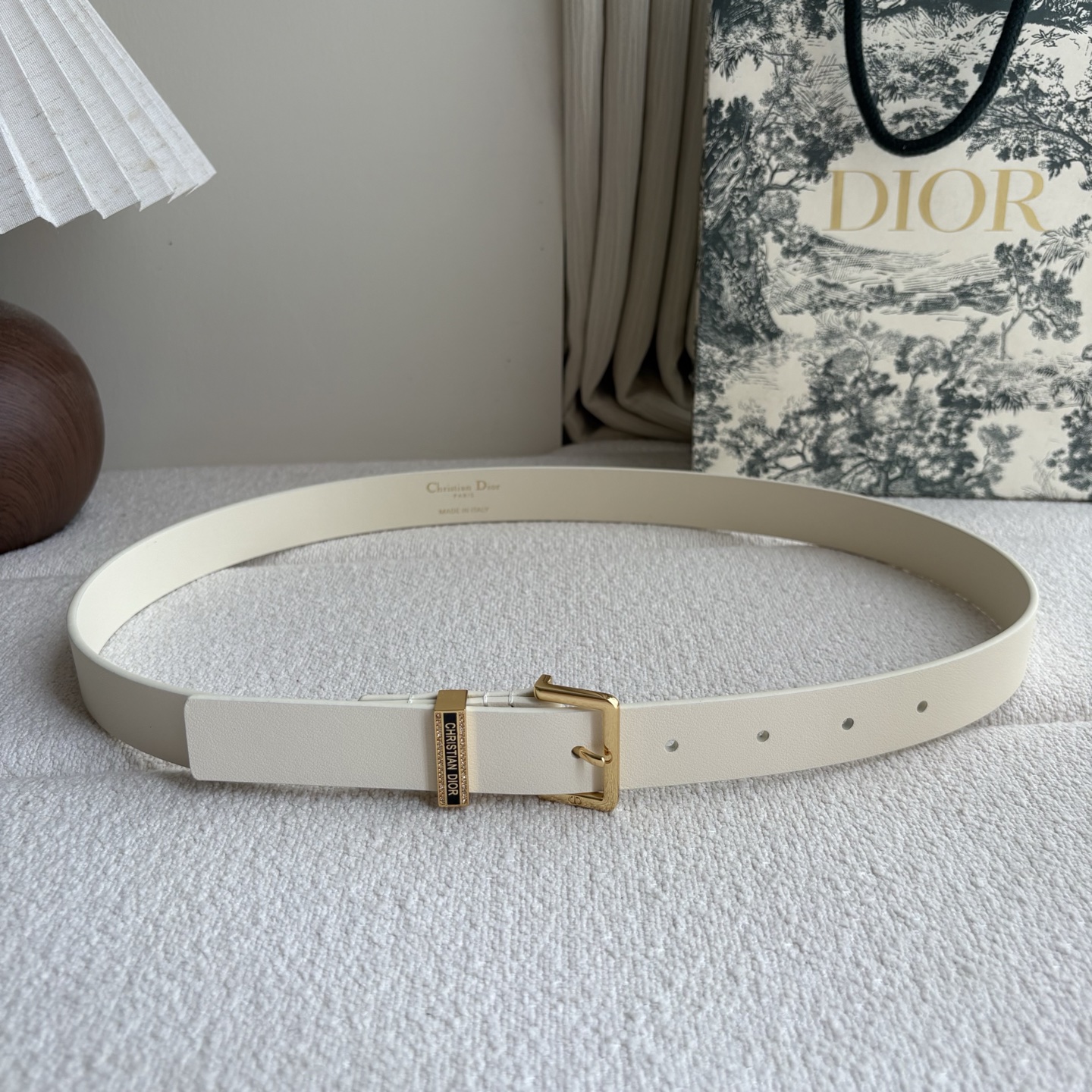 Dior新款腰带采用光滑牛皮革等材质精心制作，饰以富有光泽的饰面金属CD针扣和Christian Dio