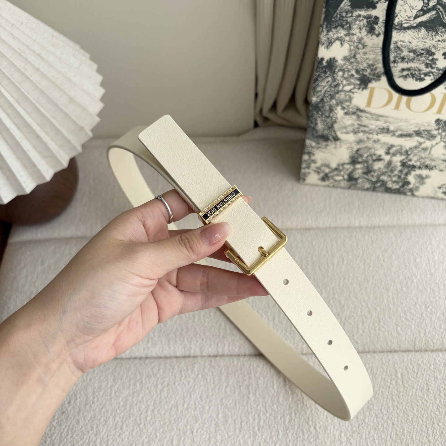 Dior新款腰带采用光滑牛皮革等材质精心制作，饰以富有光泽的饰面金属CD针扣和Christian Dio