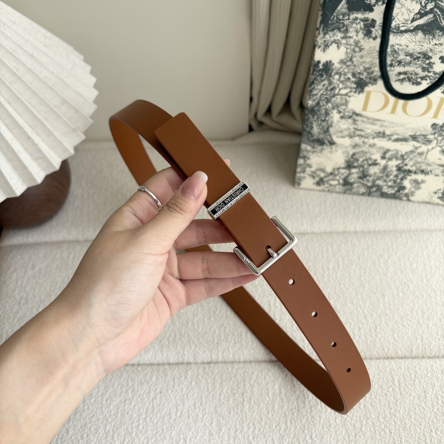 Dior新款腰带采用光滑牛皮革等材质精心制作，饰以富有光泽的饰面金属CD针扣和Christian Dio