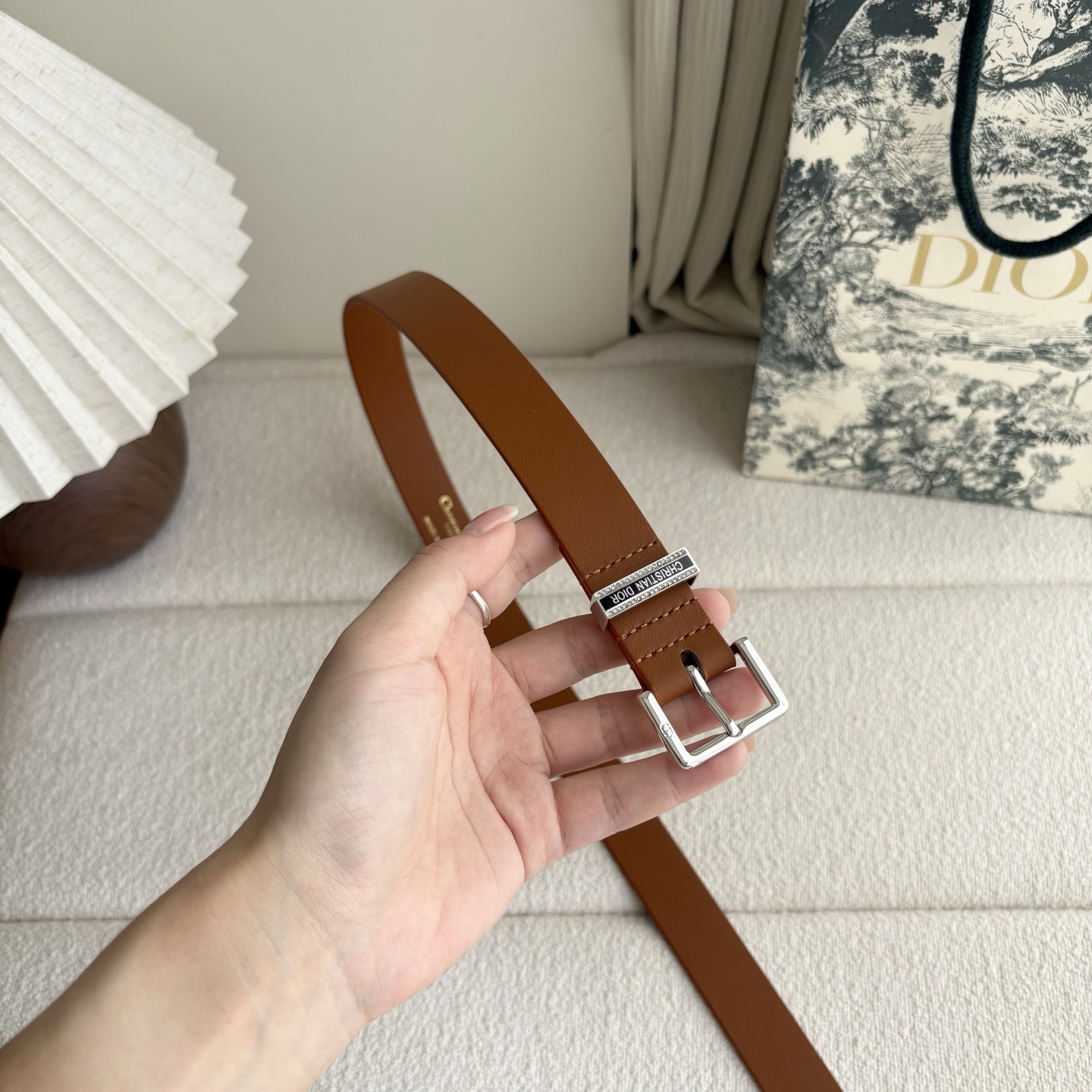 Dior新款腰带采用光滑牛皮革等材质精心制作，饰以富有光泽的饰面金属CD针扣和Christian Dio