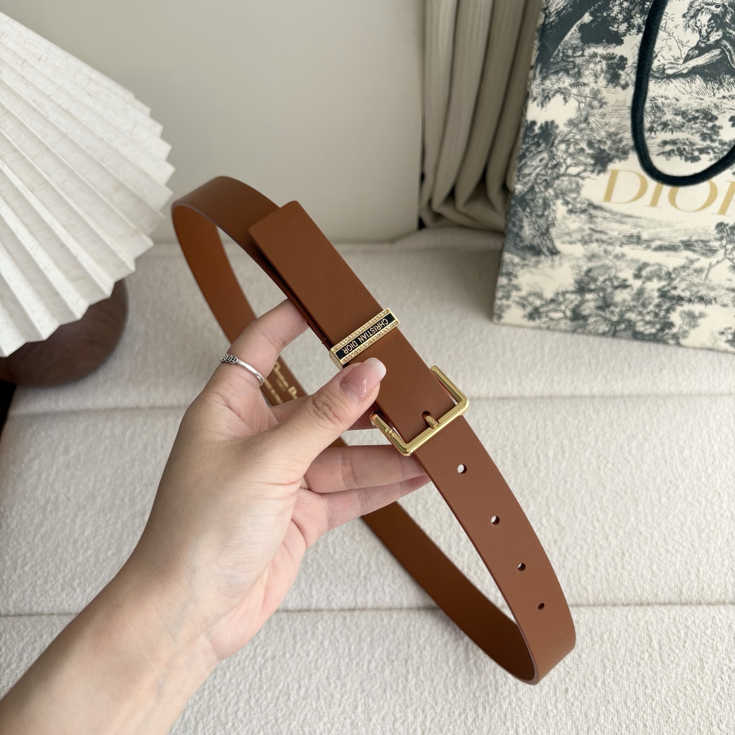 Dior新款腰带采用光滑牛皮革等材质精心制作，饰以富有光泽的饰面金属CD针扣和Christian Dio