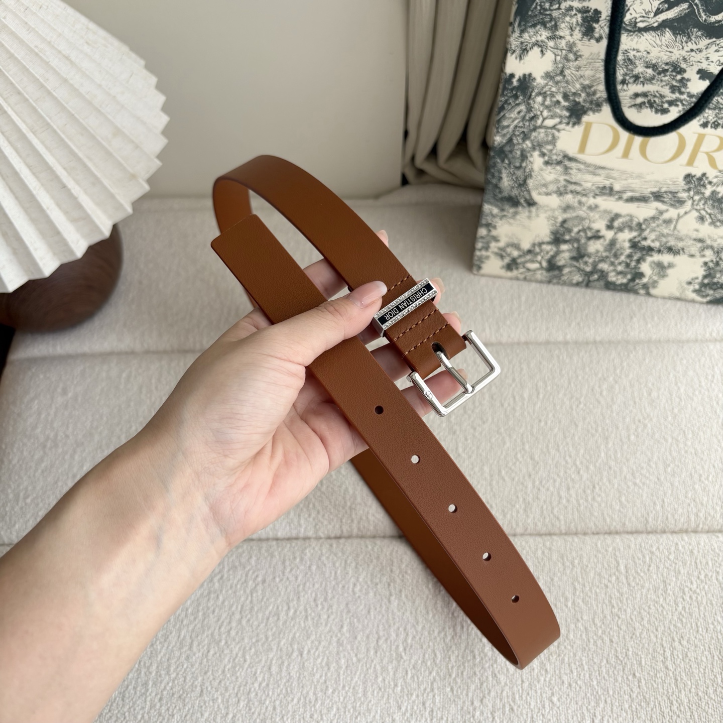 Dior新款腰带采用光滑牛皮革等材质精心制作，饰以富有光泽的饰面金属CD针扣和Christian Dio