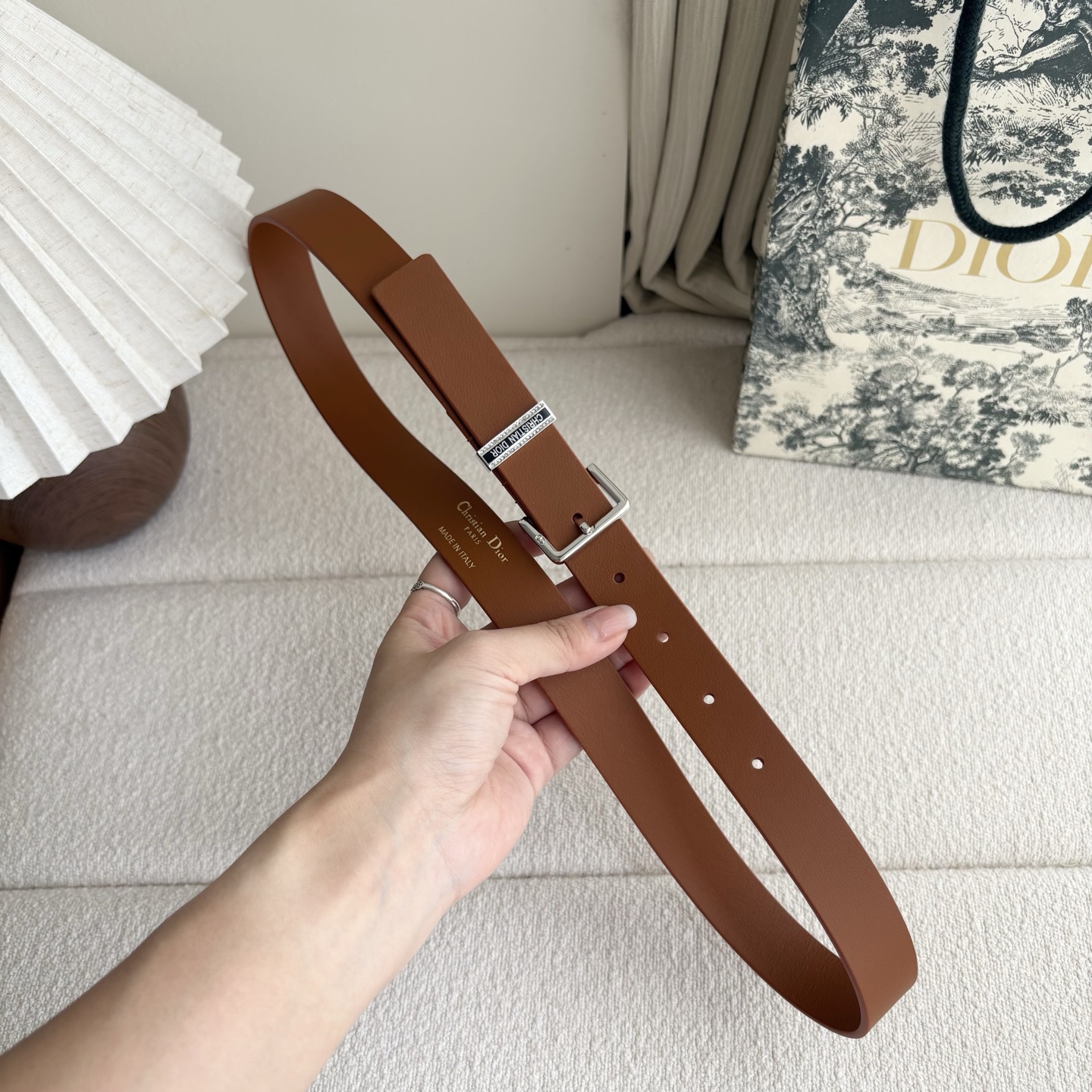 Dior新款腰带采用光滑牛皮革等材质精心制作，饰以富有光泽的饰面金属CD针扣和Christian Dio
