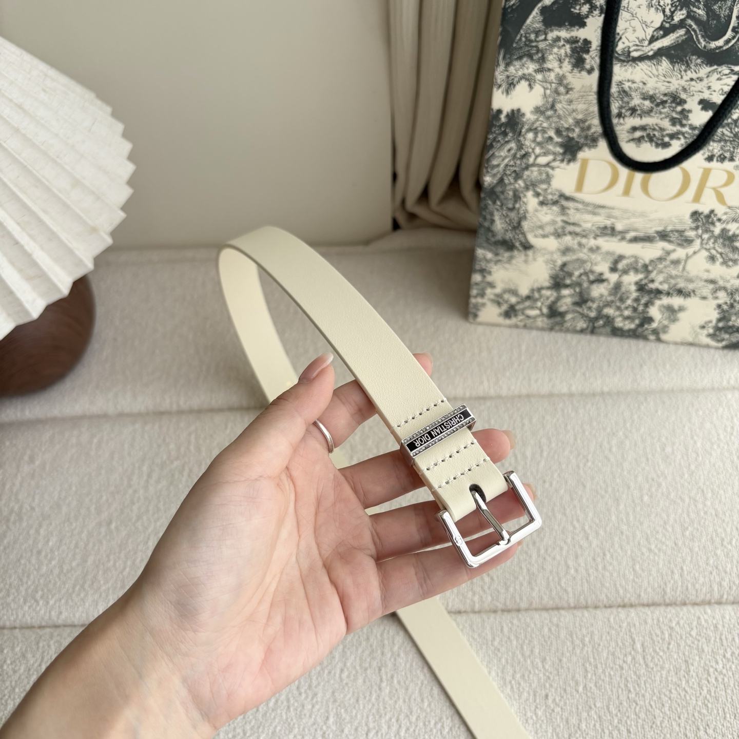 Dior新款腰带采用光滑牛皮革等材质精心制作，饰以富有光泽的饰面金属CD针扣和Christian Dio