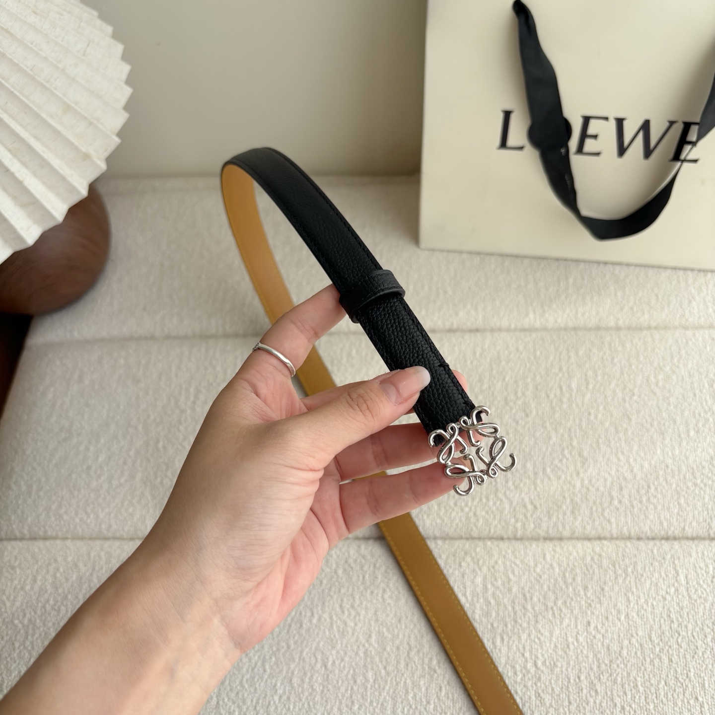 Loewe 鹅卵石纹牛皮腰带。Anagram搭扣 Anchor腰带扣 宽2.0cm，五孔调节。黑色/银扣