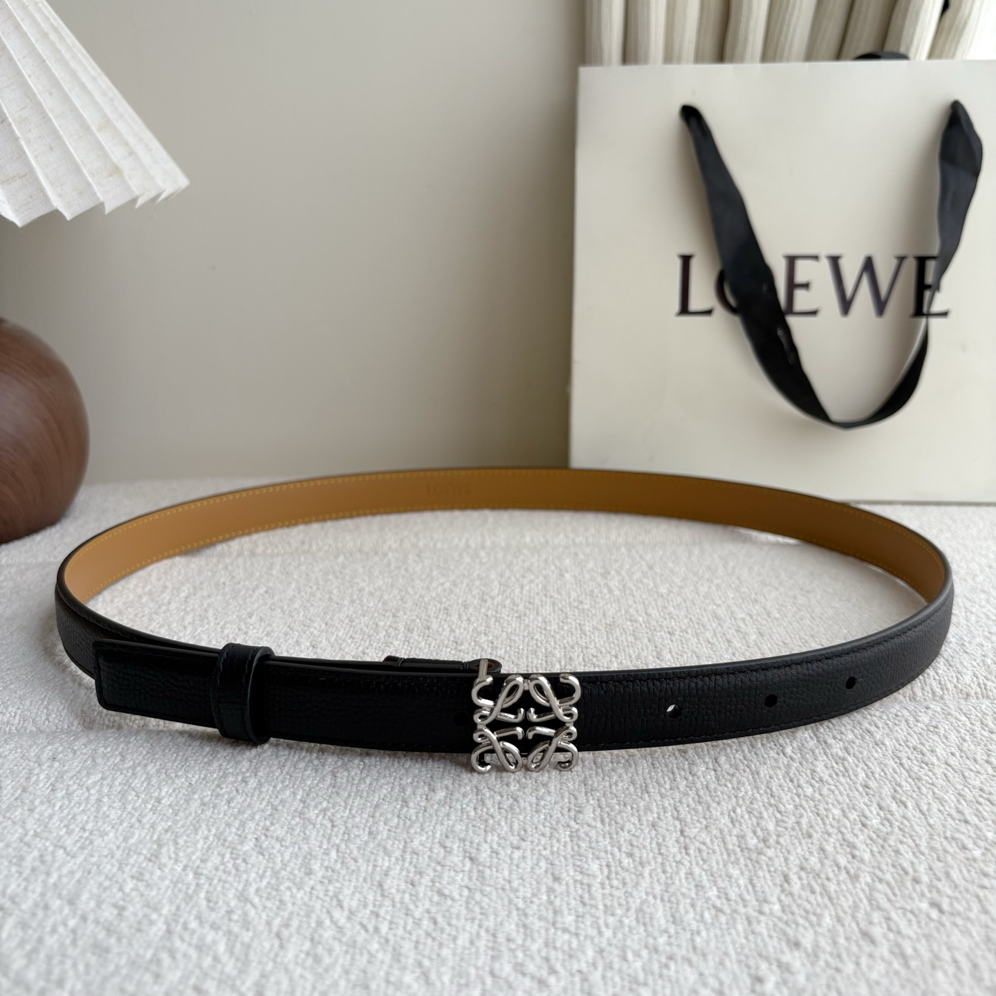 Loewe 鹅卵石纹牛皮腰带。Anagram搭扣 Anchor腰带扣 宽2.0cm，五孔调节。黑色/银扣