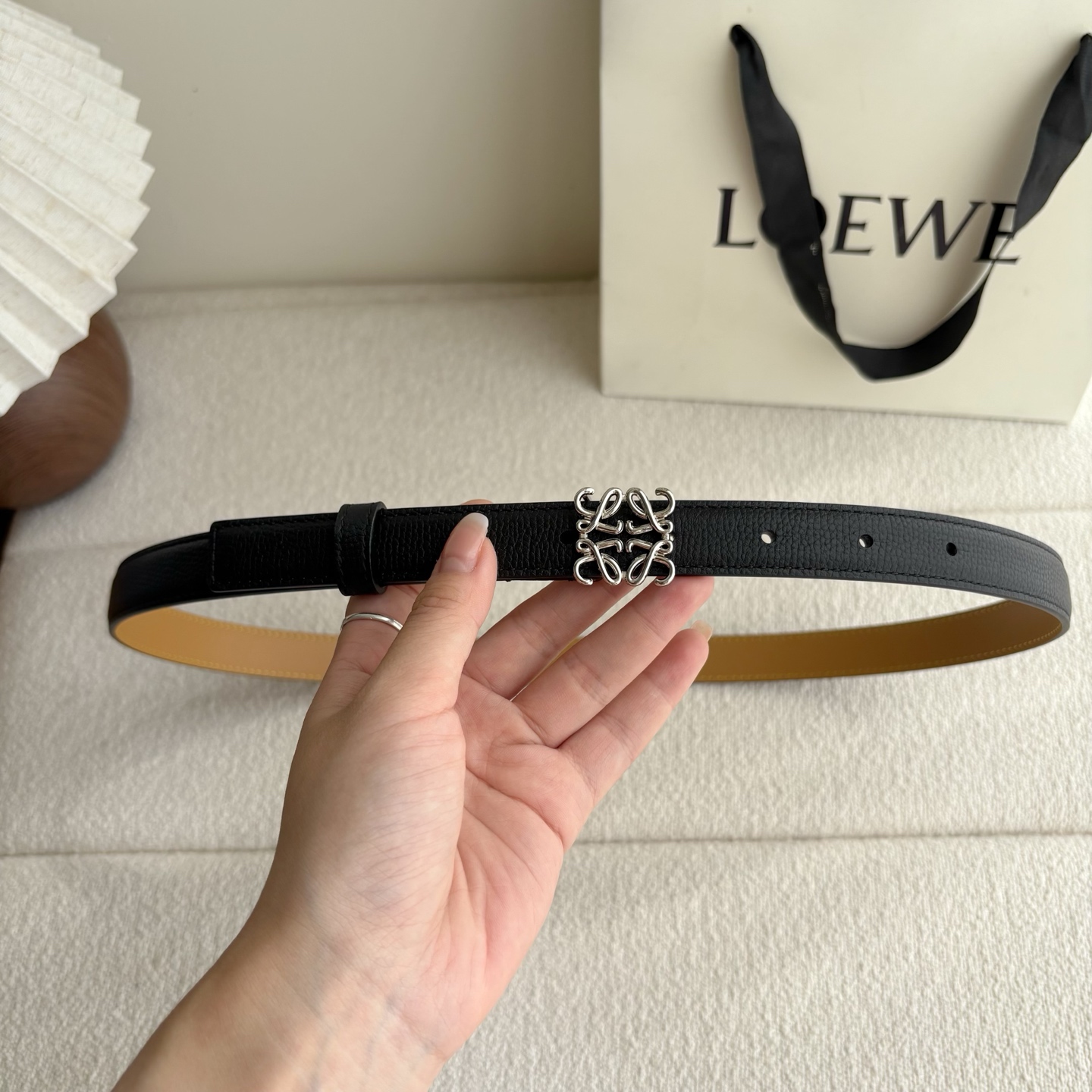 Loewe 鹅卵石纹牛皮腰带。Anagram搭扣 Anchor腰带扣 宽2.0cm，五孔调节。黑色/银扣