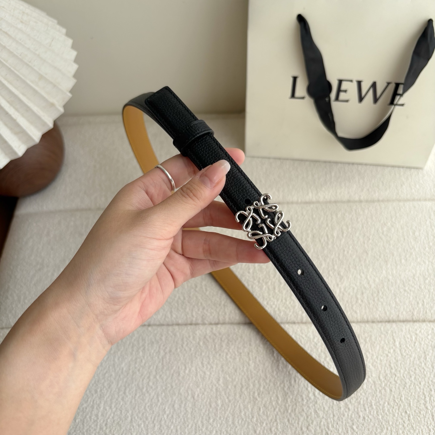 Loewe 鹅卵石纹牛皮腰带。Anagram搭扣 Anchor腰带扣 宽2.0cm，五孔调节。黑色/银扣