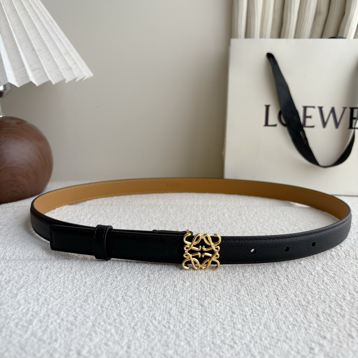 Loewe 鹅卵石纹牛皮腰带。Anagram搭扣 Anchor腰带扣 宽2.0cm，五孔调节。黑色/金扣