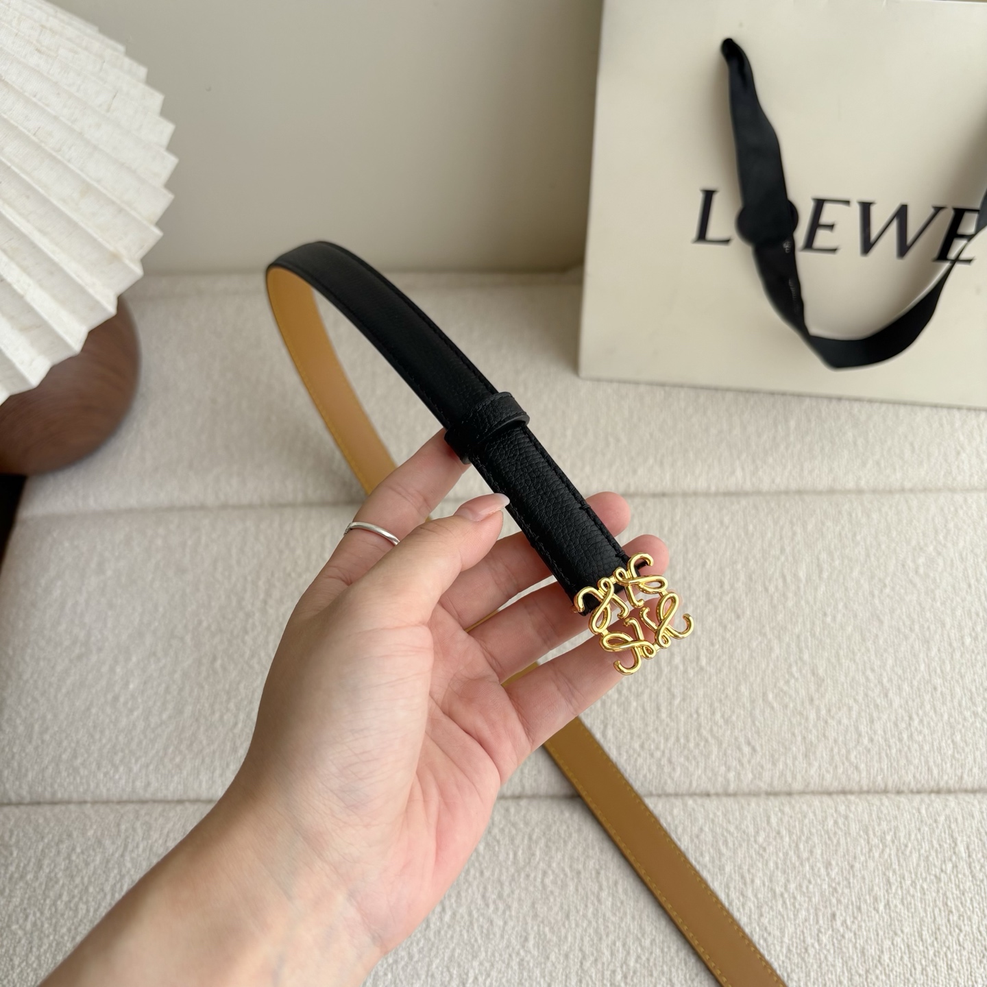 Loewe 鹅卵石纹牛皮腰带。Anagram搭扣 Anchor腰带扣 宽2.0cm，五孔调节。黑色/金扣