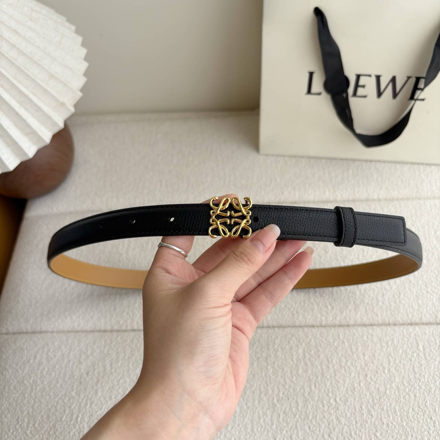 Loewe 鹅卵石纹牛皮腰带。Anagram搭扣 Anchor腰带扣 宽2.0cm，五孔调节。黑色/金扣