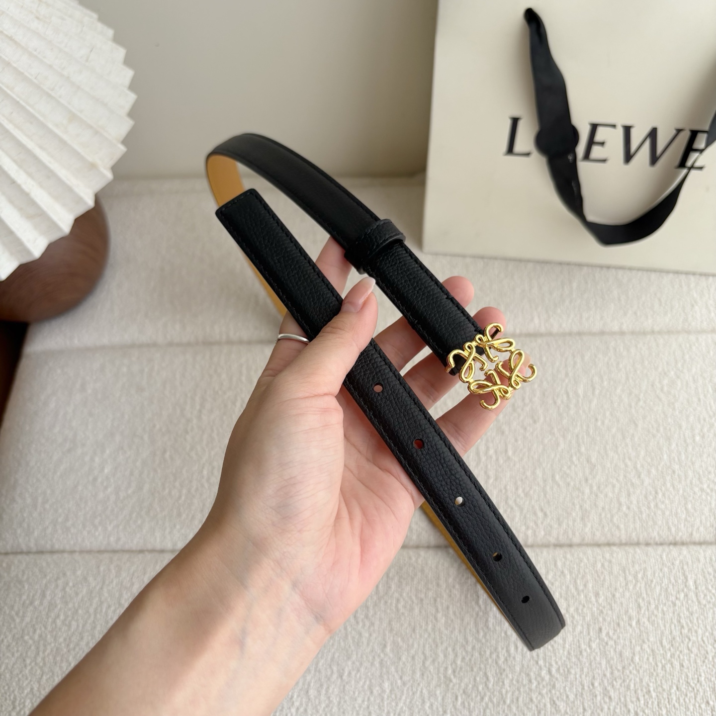 Loewe 鹅卵石纹牛皮腰带。Anagram搭扣 Anchor腰带扣 宽2.0cm，五孔调节。黑色/金扣