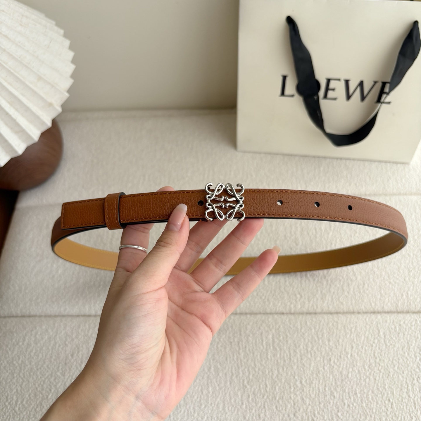 Loewe 鹅卵石纹牛皮腰带。Anagram搭扣 Anchor腰带扣 宽2.0cm，五孔调节。焦糖色/银