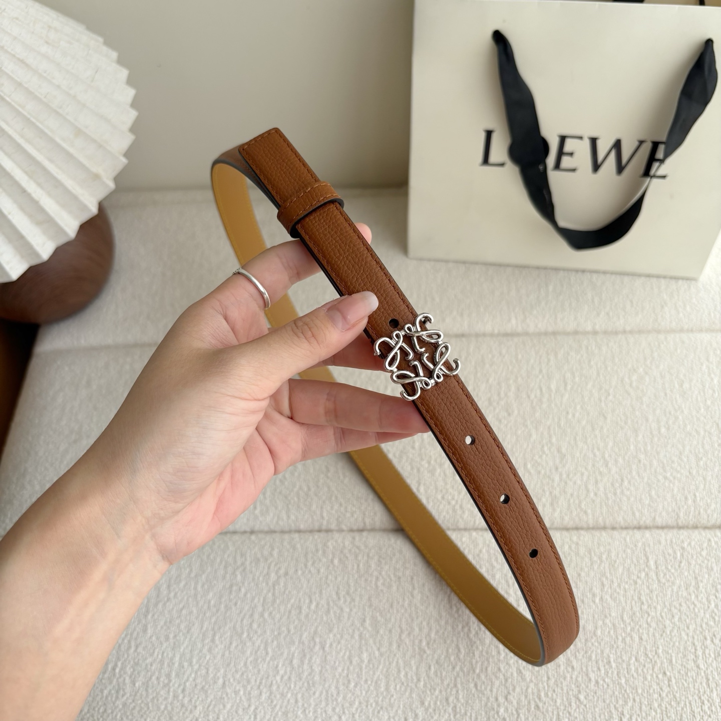 Loewe 鹅卵石纹牛皮腰带。Anagram搭扣 Anchor腰带扣 宽2.0cm，五孔调节。焦糖色/银