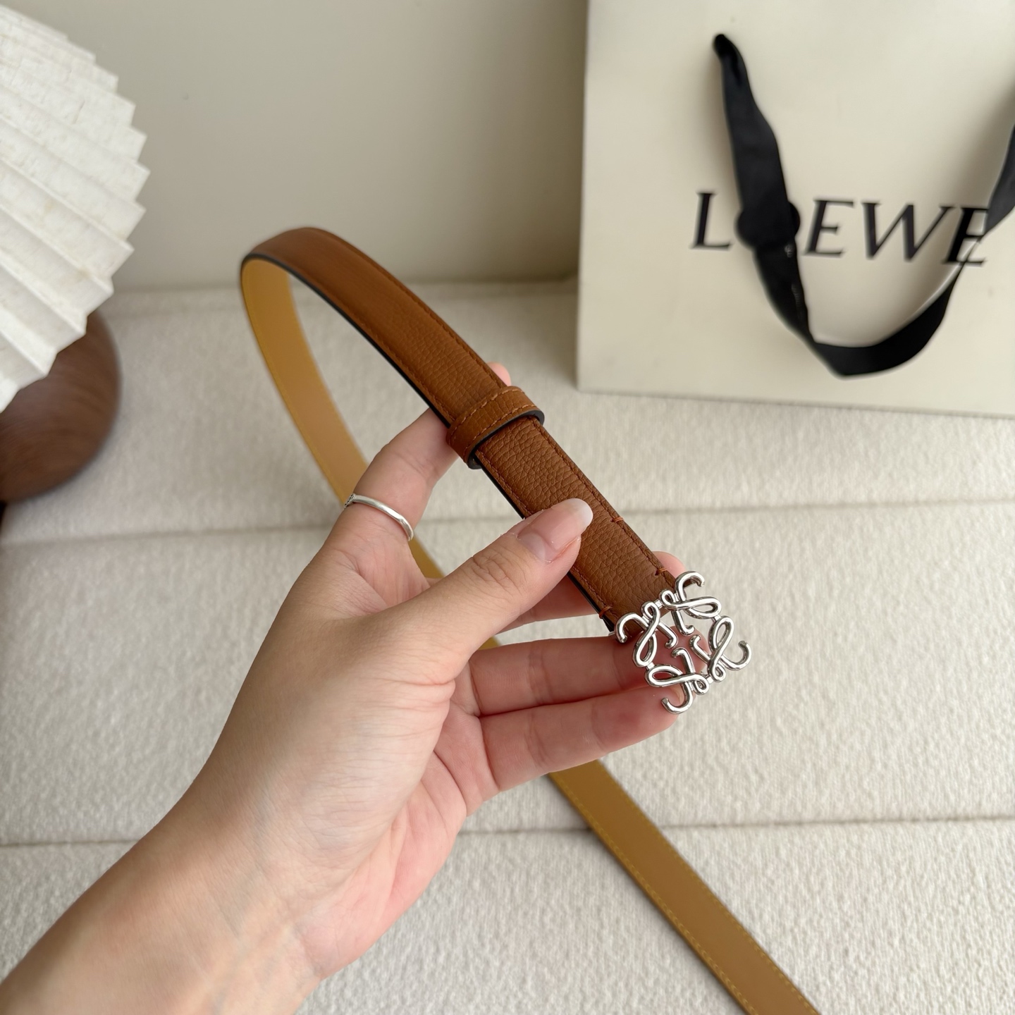 Loewe 鹅卵石纹牛皮腰带。Anagram搭扣 Anchor腰带扣 宽2.0cm，五孔调节。焦糖色/银