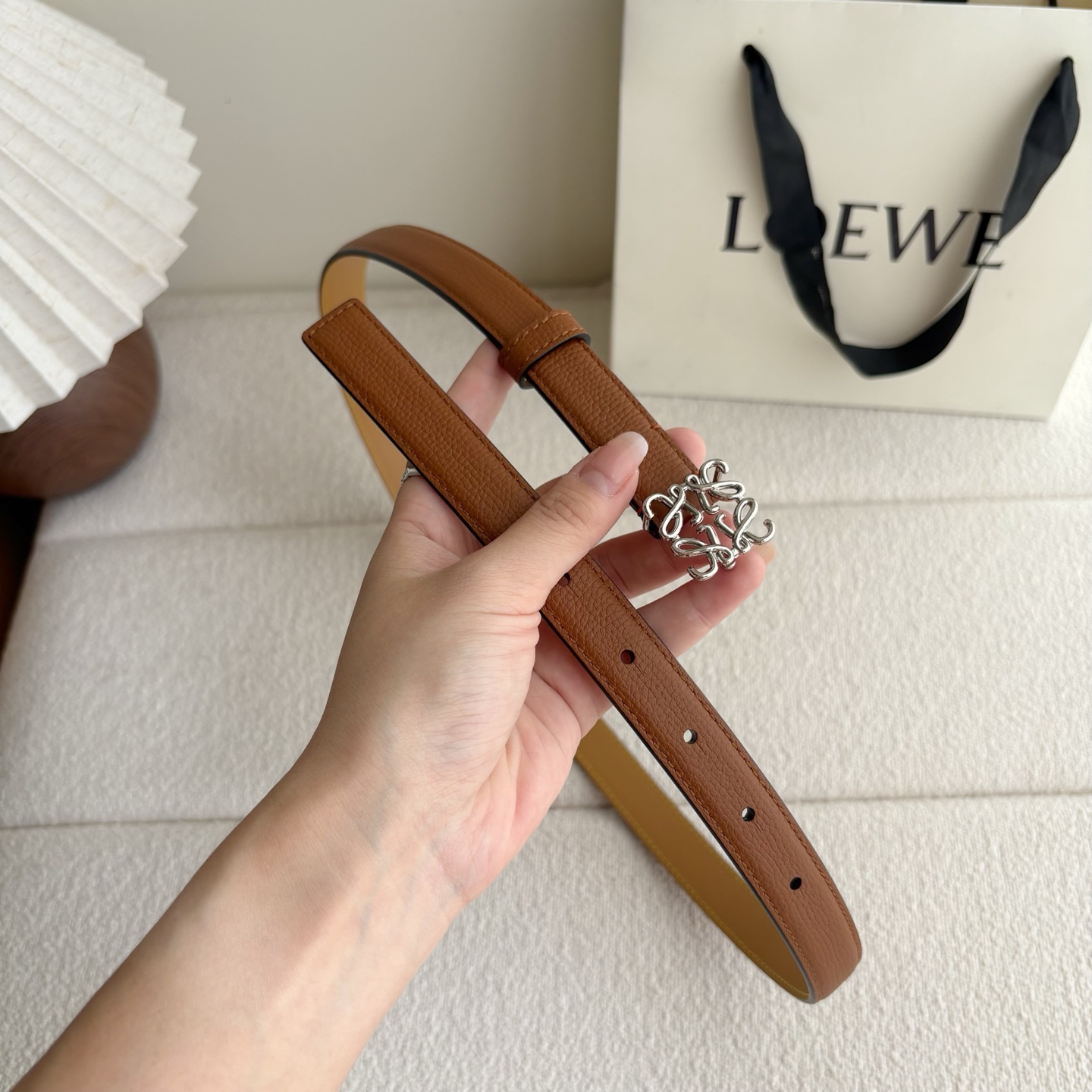 Loewe 鹅卵石纹牛皮腰带。Anagram搭扣 Anchor腰带扣 宽2.0cm，五孔调节。焦糖色/银