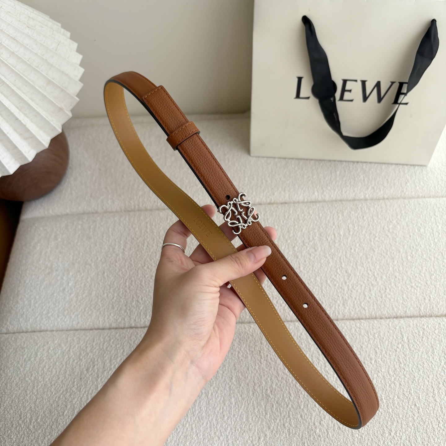 Loewe 鹅卵石纹牛皮腰带。Anagram搭扣 Anchor腰带扣 宽2.0cm，五孔调节。焦糖色/银
