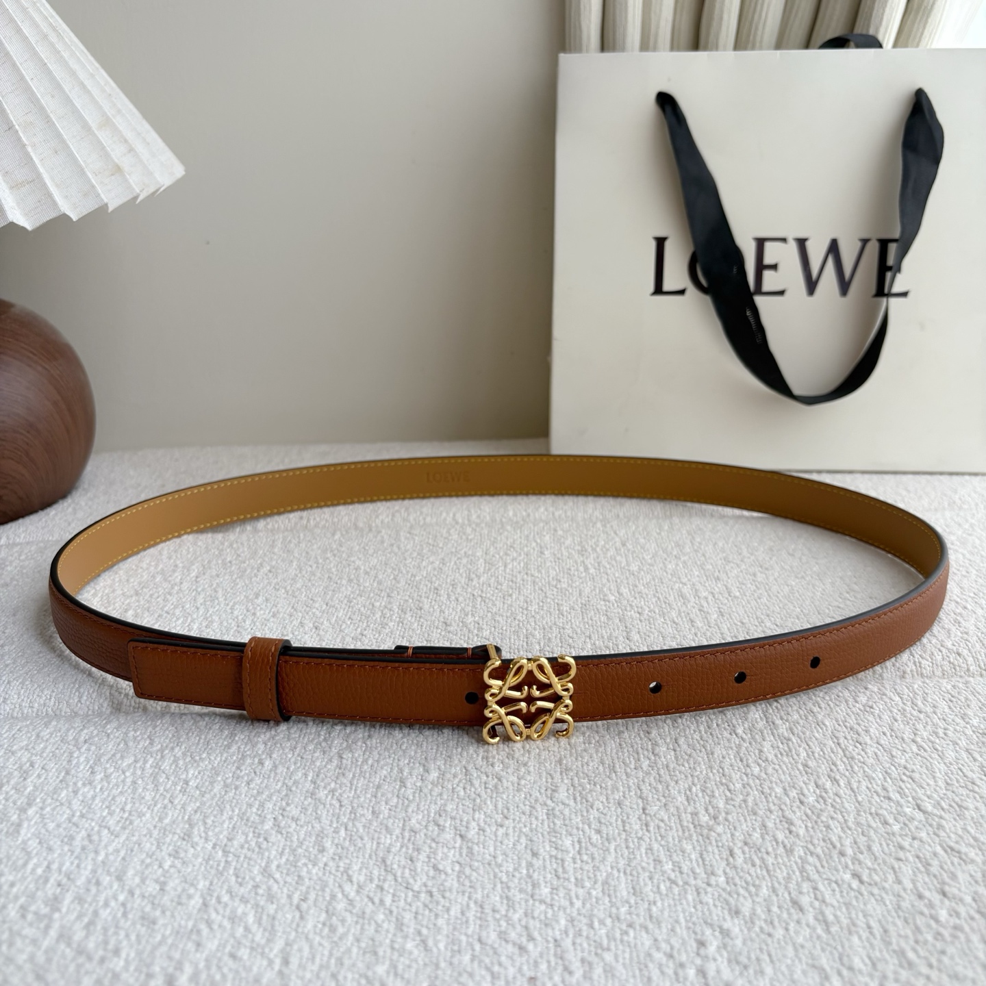 Loewe 鹅卵石纹牛皮腰带。Anagram搭扣 Anchor腰带扣 宽2.0cm，五孔调节。焦糖色/金