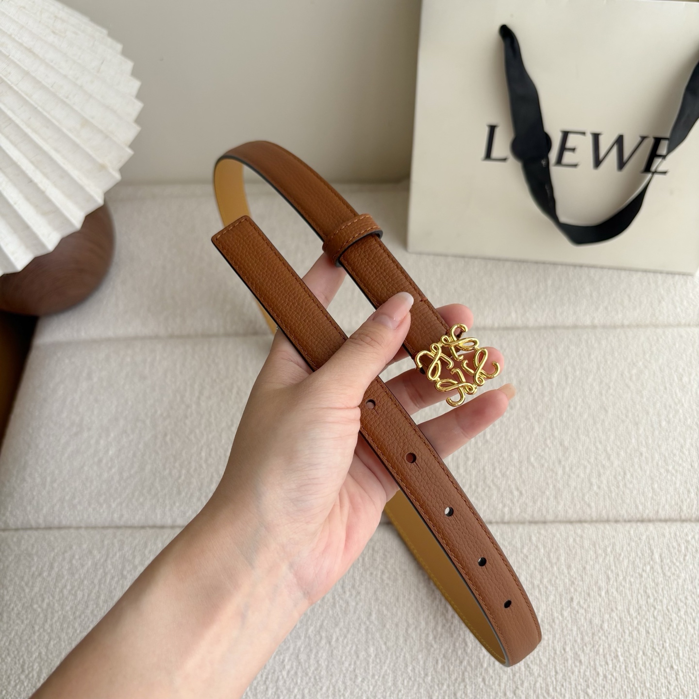 Loewe 鹅卵石纹牛皮腰带。Anagram搭扣 Anchor腰带扣 宽2.0cm，五孔调节。焦糖色/金