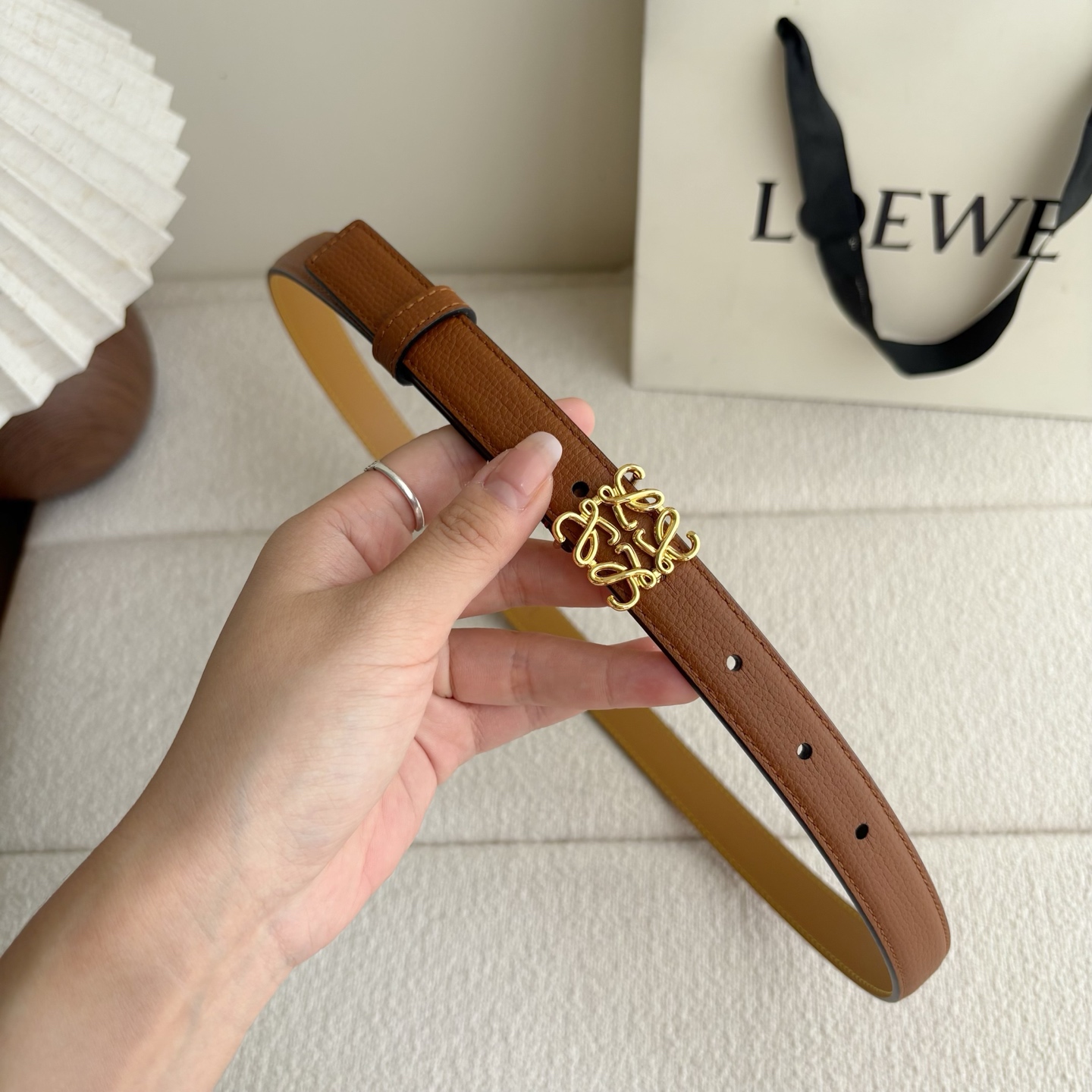 Loewe 鹅卵石纹牛皮腰带。Anagram搭扣 Anchor腰带扣 宽2.0cm，五孔调节。焦糖色/金