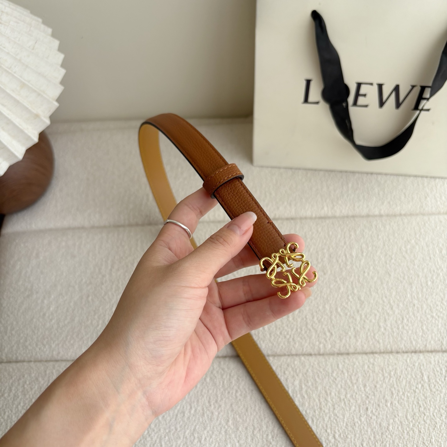 Loewe 鹅卵石纹牛皮腰带。Anagram搭扣 Anchor腰带扣 宽2.0cm，五孔调节。焦糖色/金