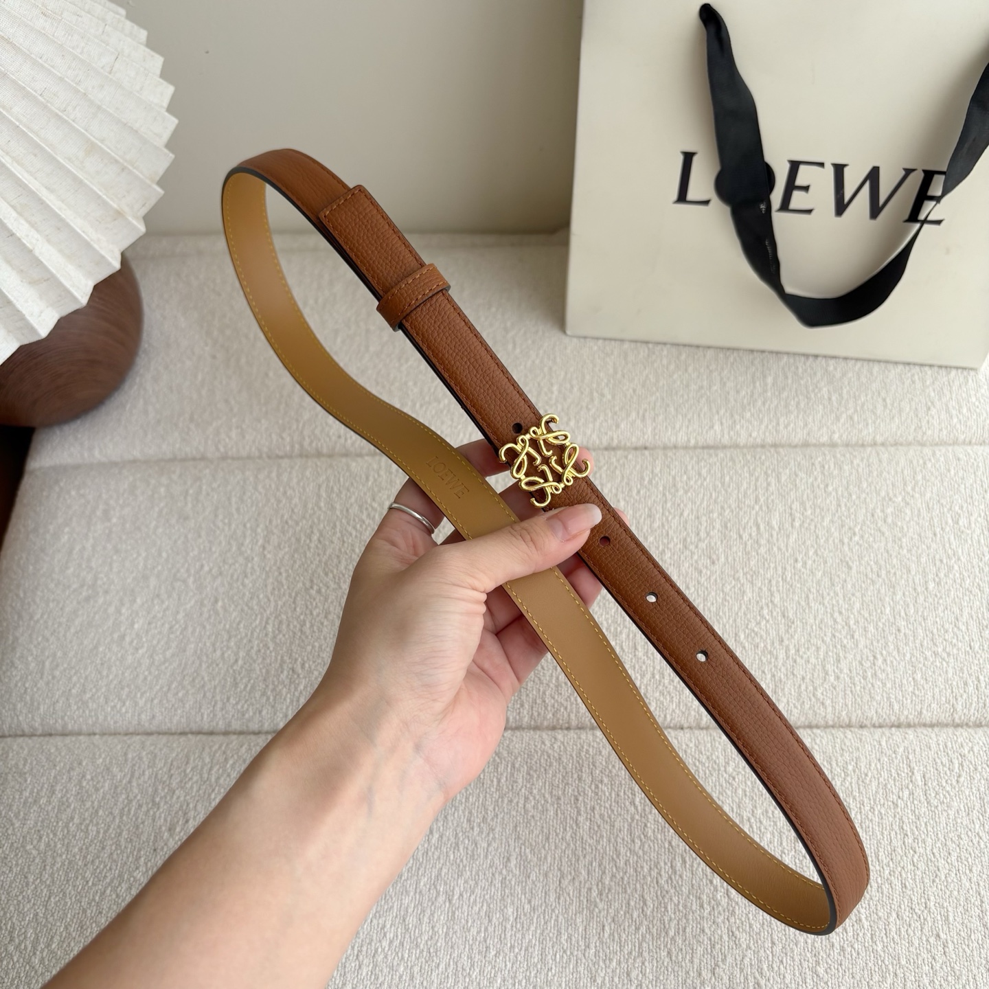 Loewe 鹅卵石纹牛皮腰带。Anagram搭扣 Anchor腰带扣 宽2.0cm，五孔调节。焦糖色/金