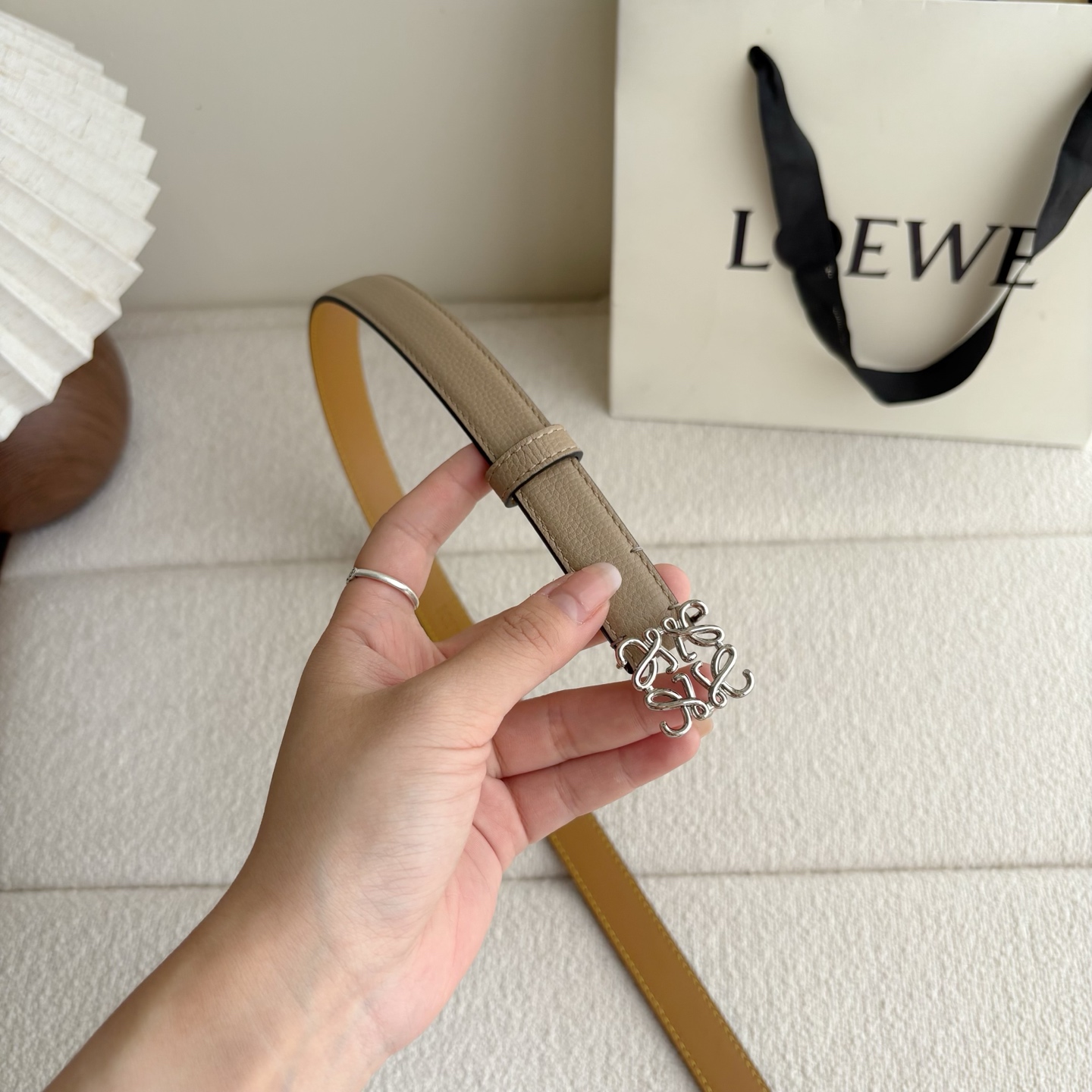 Loewe 鹅卵石纹牛皮腰带。Anagram搭扣 Anchor腰带扣 宽2.0cm，五孔调节。暗沙色/银