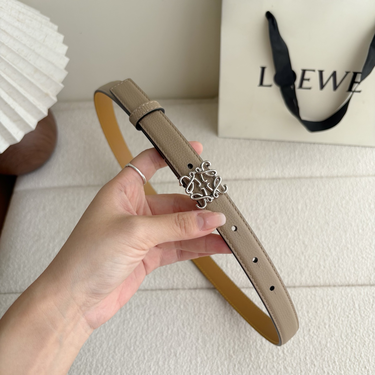 Loewe 鹅卵石纹牛皮腰带。Anagram搭扣 Anchor腰带扣 宽2.0cm，五孔调节。暗沙色/银