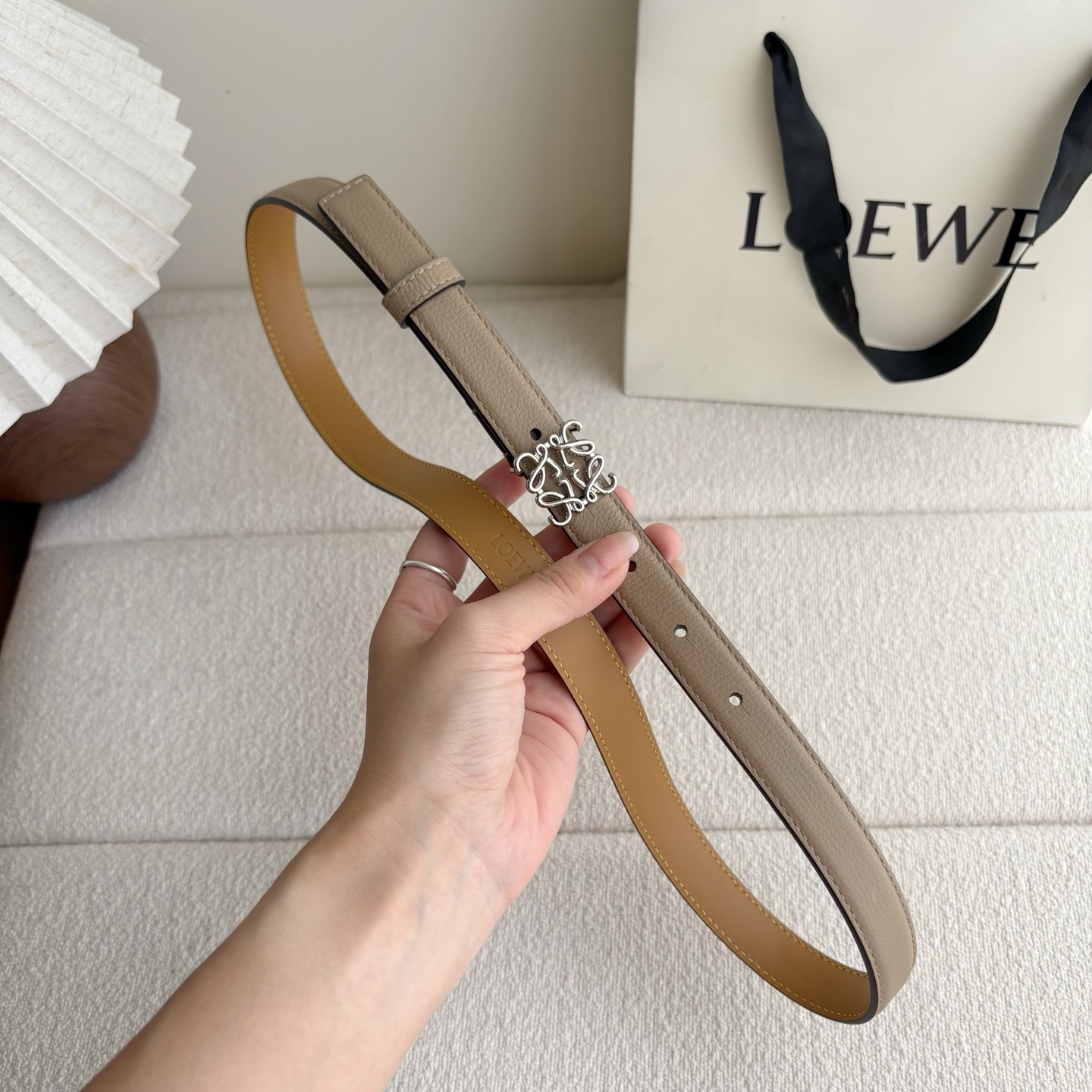 Loewe 鹅卵石纹牛皮腰带。Anagram搭扣 Anchor腰带扣 宽2.0cm，五孔调节。暗沙色/银