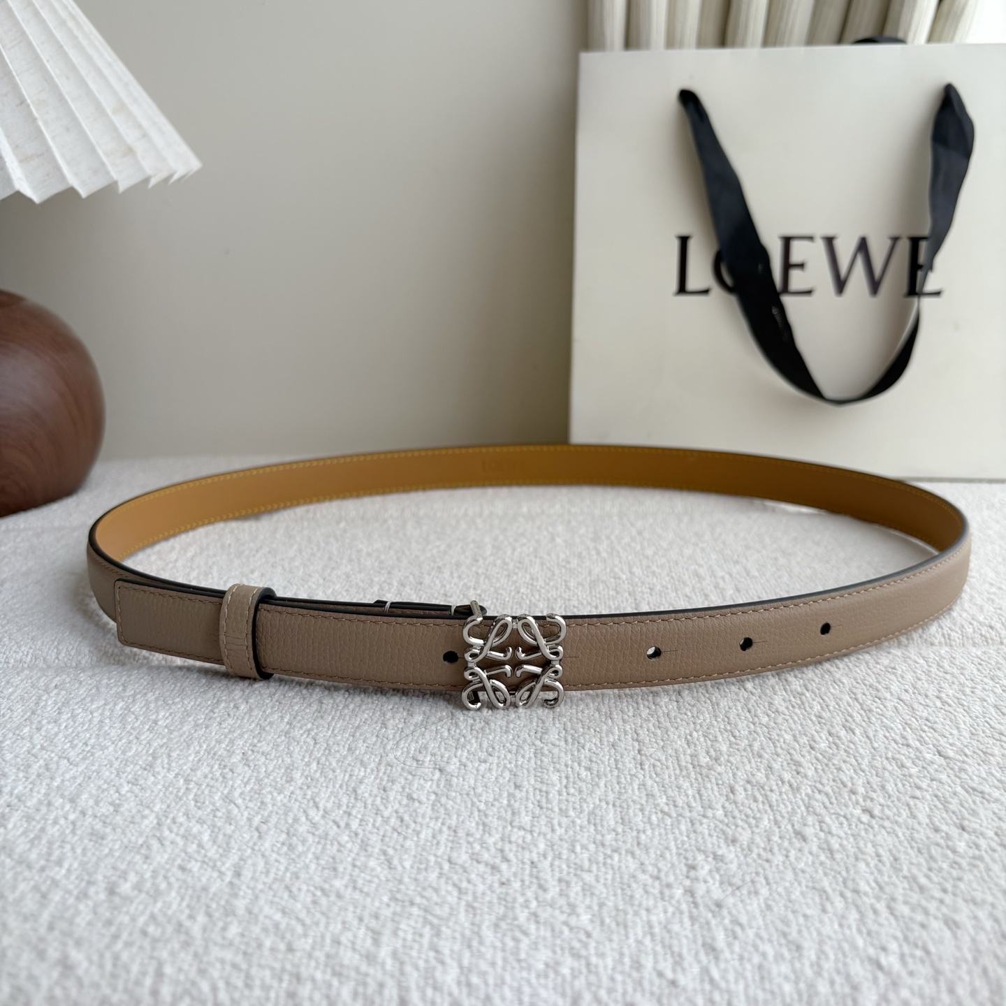 Loewe 鹅卵石纹牛皮腰带。Anagram搭扣 Anchor腰带扣 宽2.0cm，五孔调节。暗沙色/银