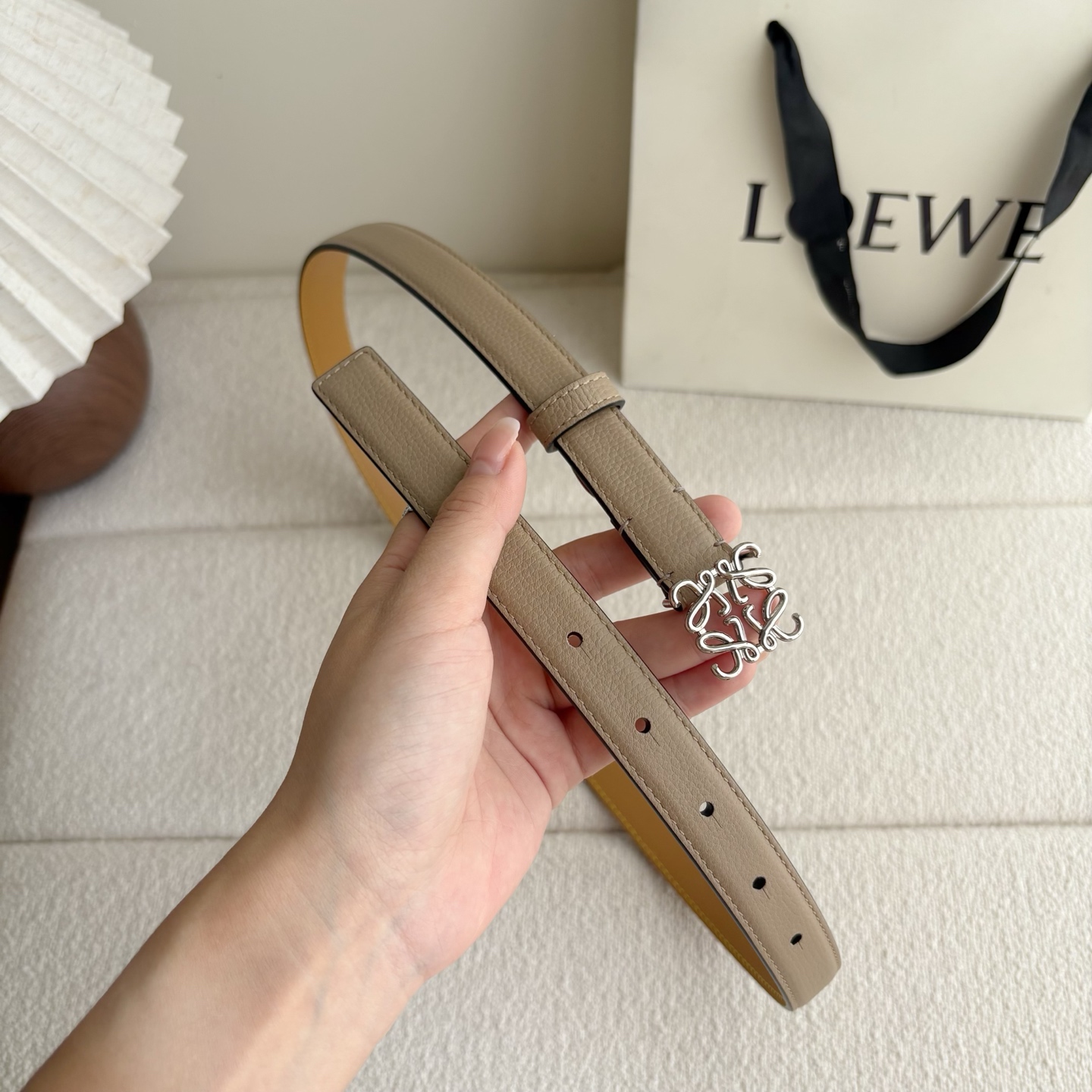 Loewe 鹅卵石纹牛皮腰带。Anagram搭扣 Anchor腰带扣 宽2.0cm，五孔调节。暗沙色/银