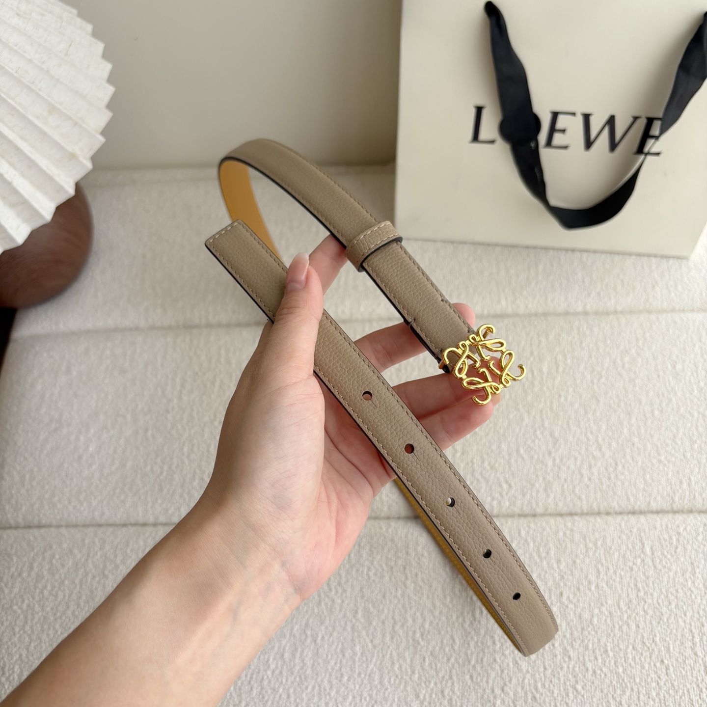 Loewe 鹅卵石纹牛皮腰带。Anagram搭扣 Anchor腰带扣 宽2.0cm，五孔调节。暗沙色/金