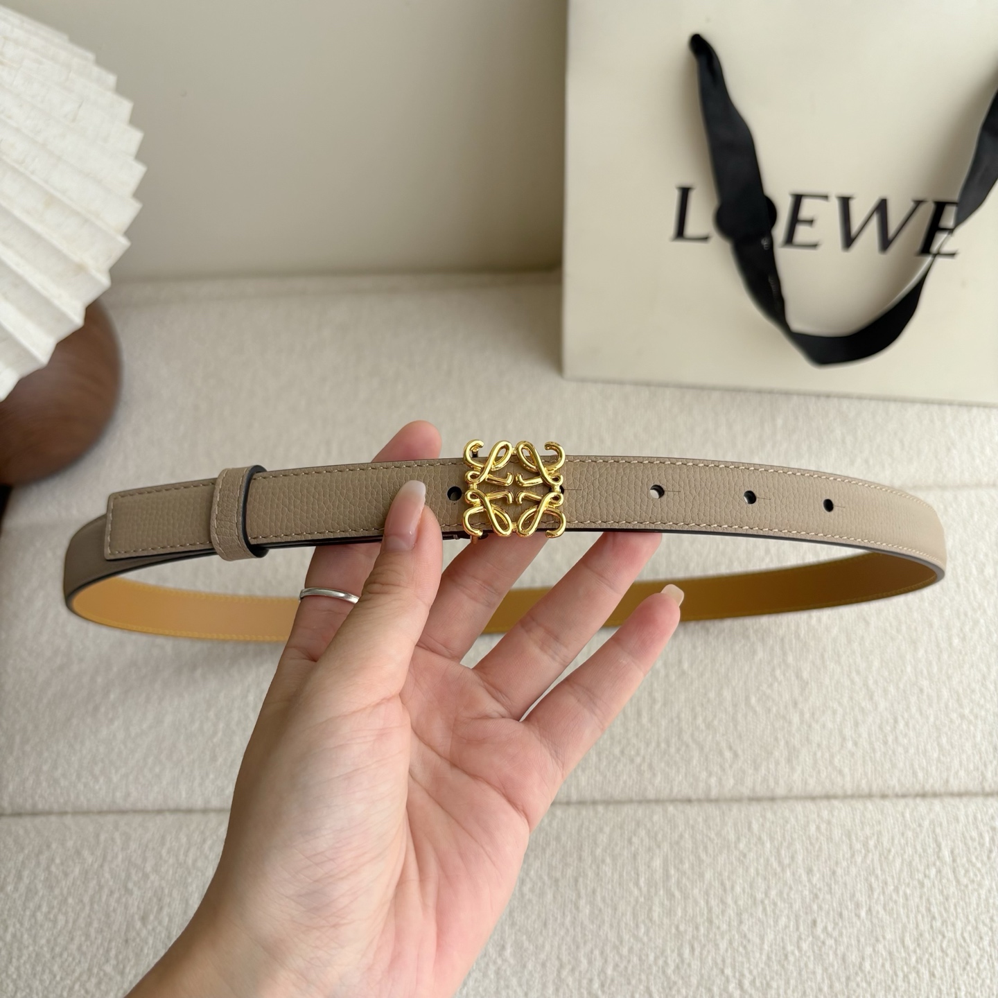 Loewe 鹅卵石纹牛皮腰带。Anagram搭扣 Anchor腰带扣 宽2.0cm，五孔调节。暗沙色/金