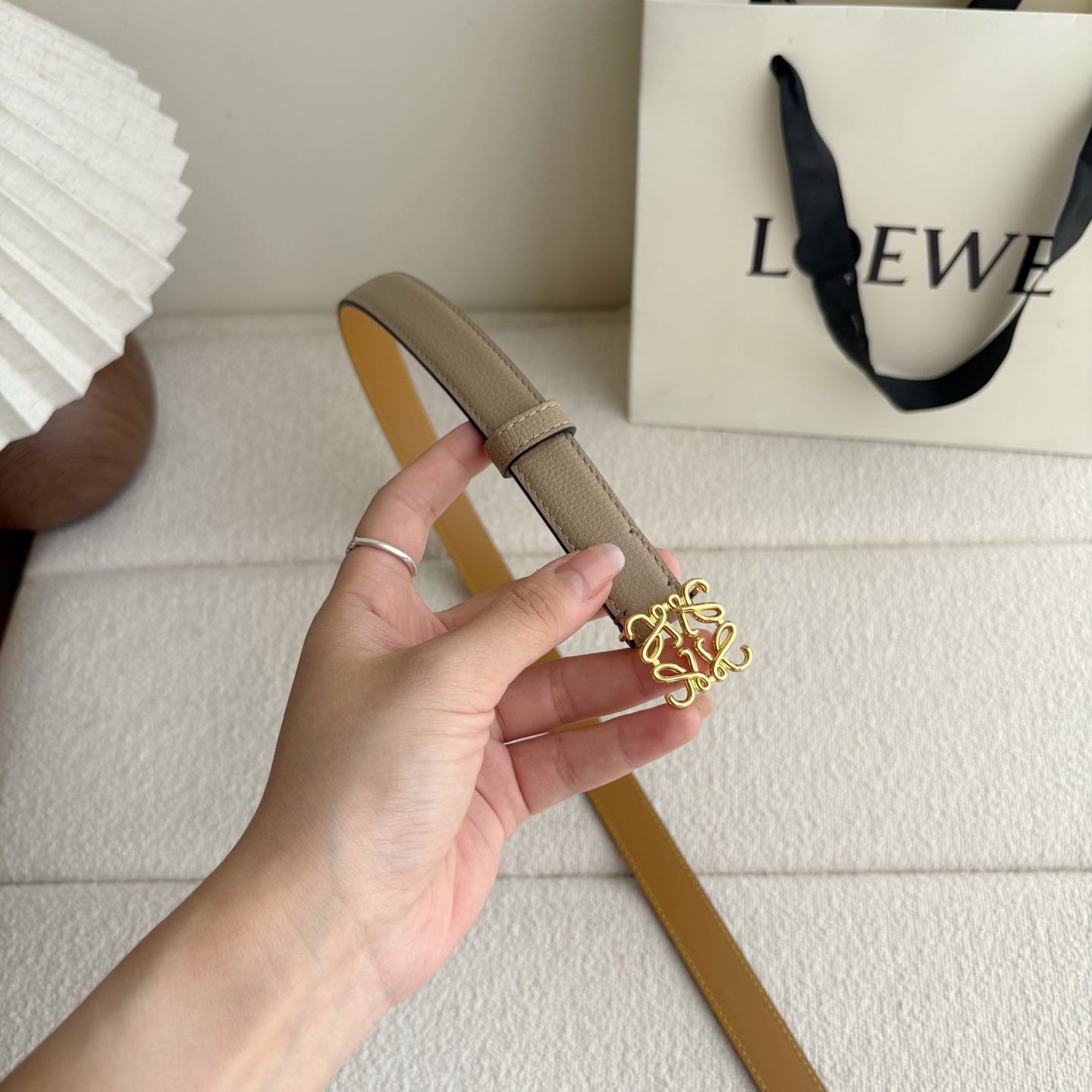 Loewe 鹅卵石纹牛皮腰带。Anagram搭扣 Anchor腰带扣 宽2.0cm，五孔调节。暗沙色/金
