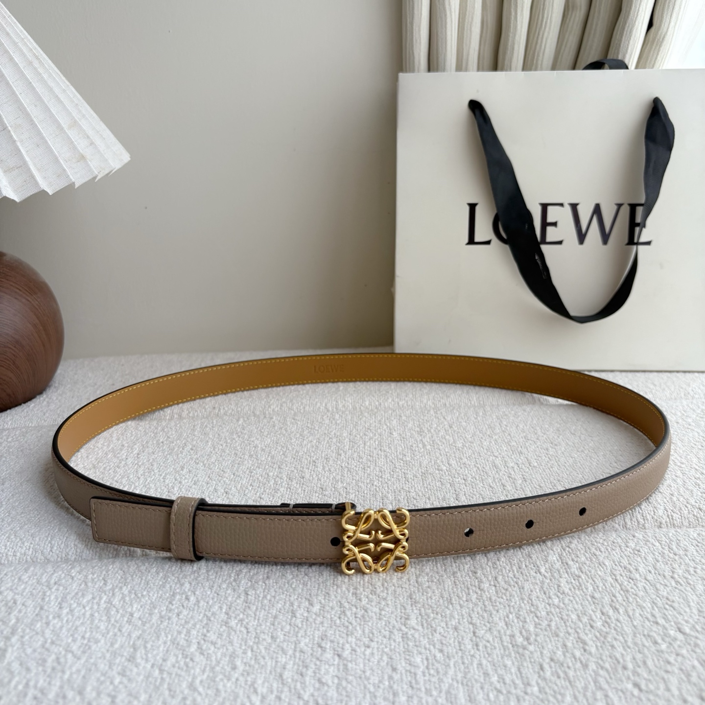 Loewe 鹅卵石纹牛皮腰带。Anagram搭扣 Anchor腰带扣 宽2.0cm，五孔调节。暗沙色/金