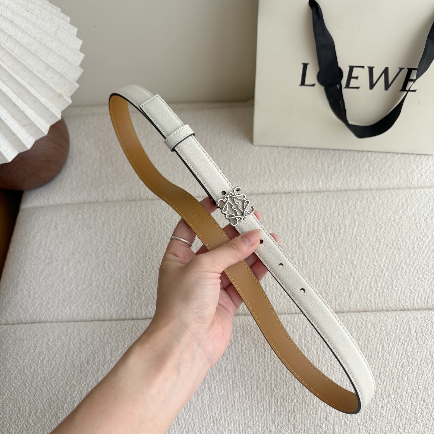 Loewe 鹅卵石纹牛皮腰带。Anagram搭扣 Anchor腰带扣 宽2.0cm，五孔调节。奶白色/银
