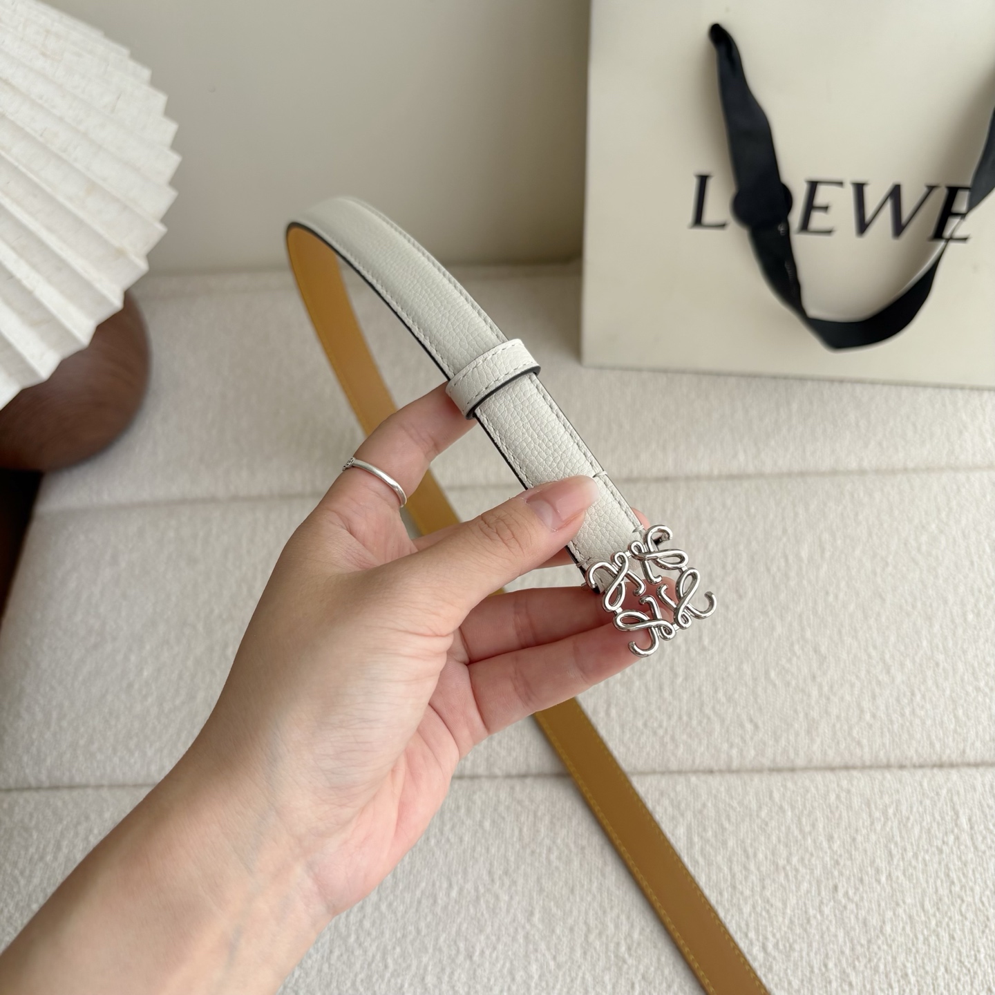Loewe 鹅卵石纹牛皮腰带。Anagram搭扣 Anchor腰带扣 宽2.0cm，五孔调节。奶白色/银