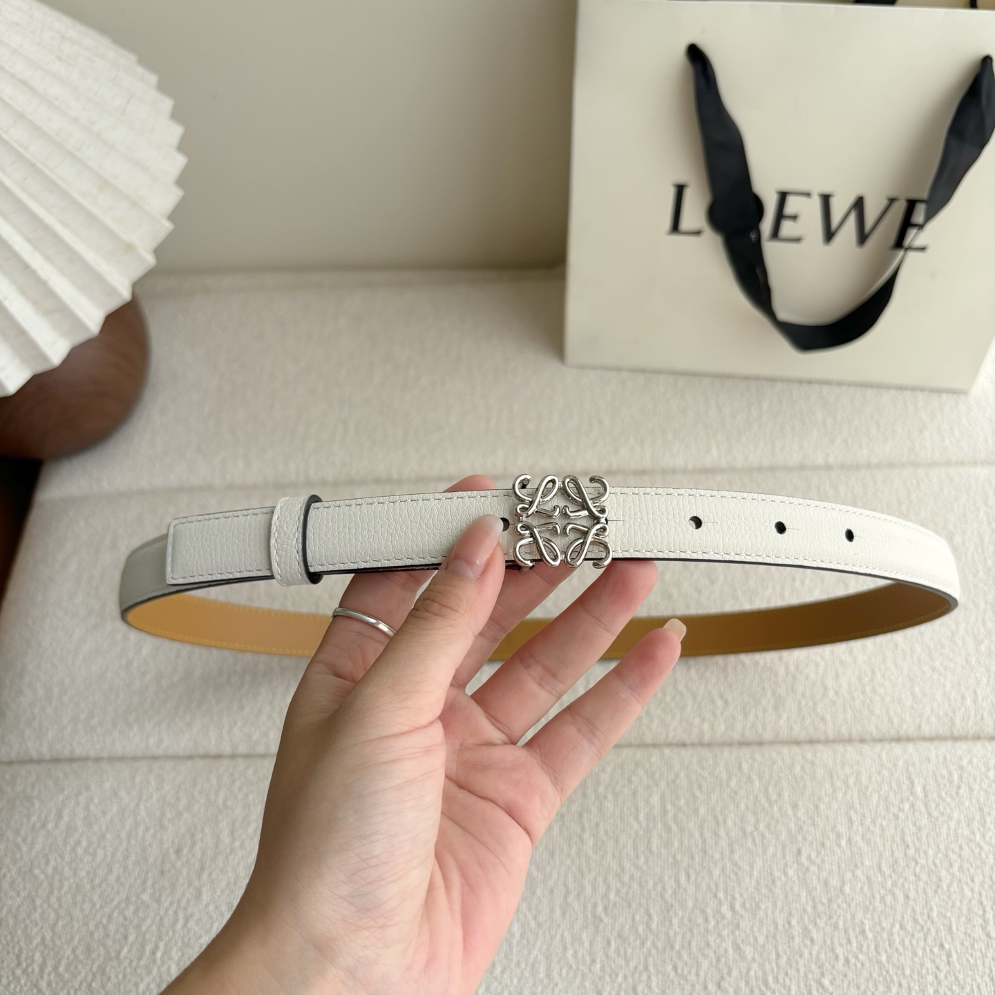 Loewe 鹅卵石纹牛皮腰带。Anagram搭扣 Anchor腰带扣 宽2.0cm，五孔调节。奶白色/银