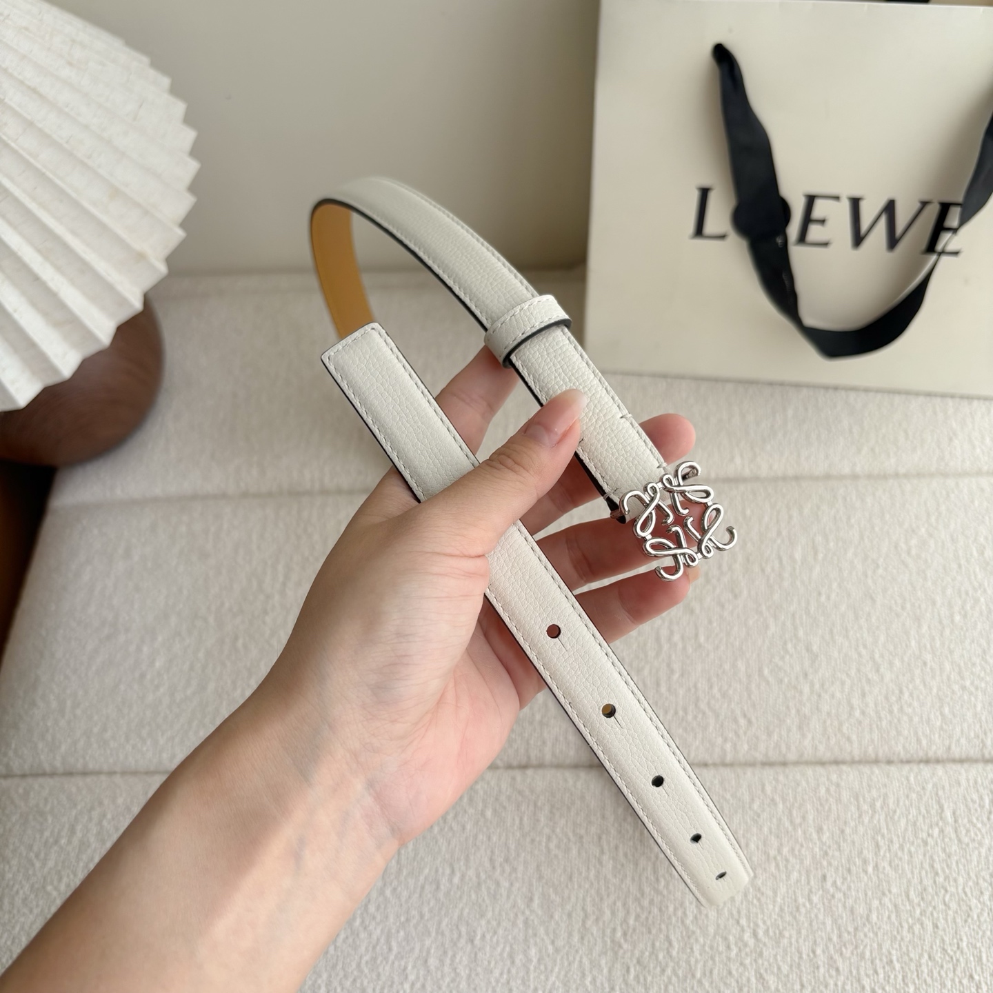 Loewe 鹅卵石纹牛皮腰带。Anagram搭扣 Anchor腰带扣 宽2.0cm，五孔调节。奶白色/银