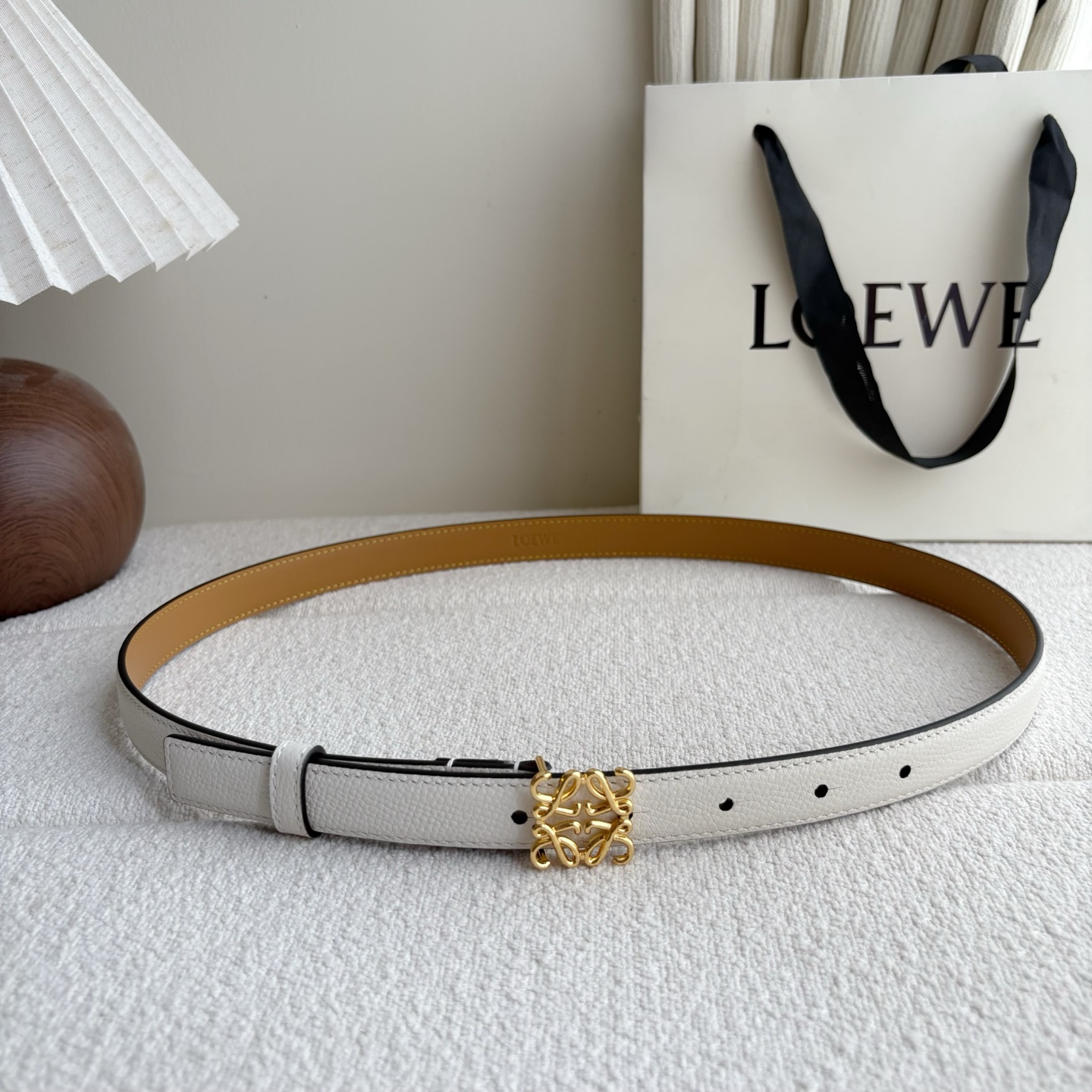 Loewe 鹅卵石纹牛皮腰带。Anagram搭扣 Anchor腰带扣 宽2.0cm，五孔调节。暗沙色/金