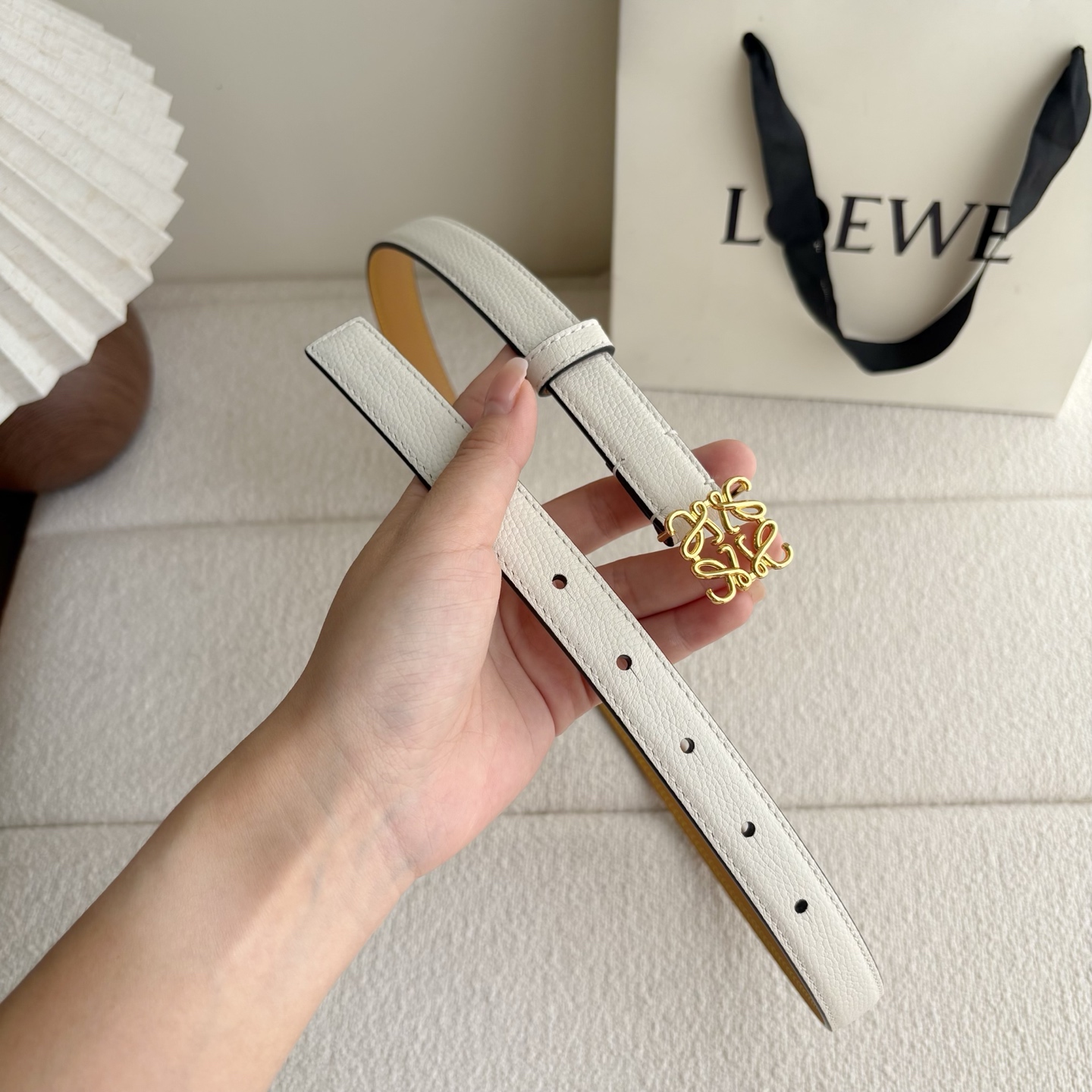 Loewe 鹅卵石纹牛皮腰带。Anagram搭扣 Anchor腰带扣 宽2.0cm，五孔调节。暗沙色/金
