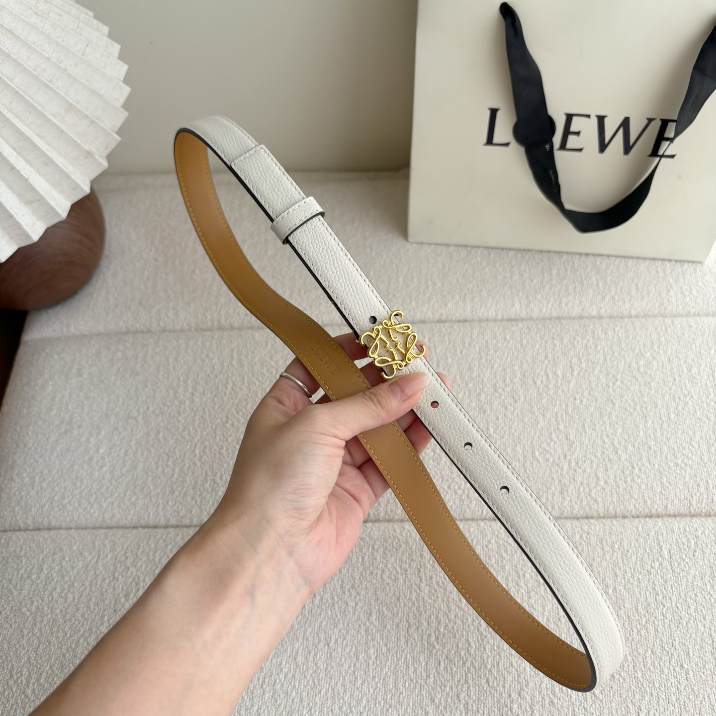 Loewe 鹅卵石纹牛皮腰带。Anagram搭扣 Anchor腰带扣 宽2.0cm，五孔调节。暗沙色/金
