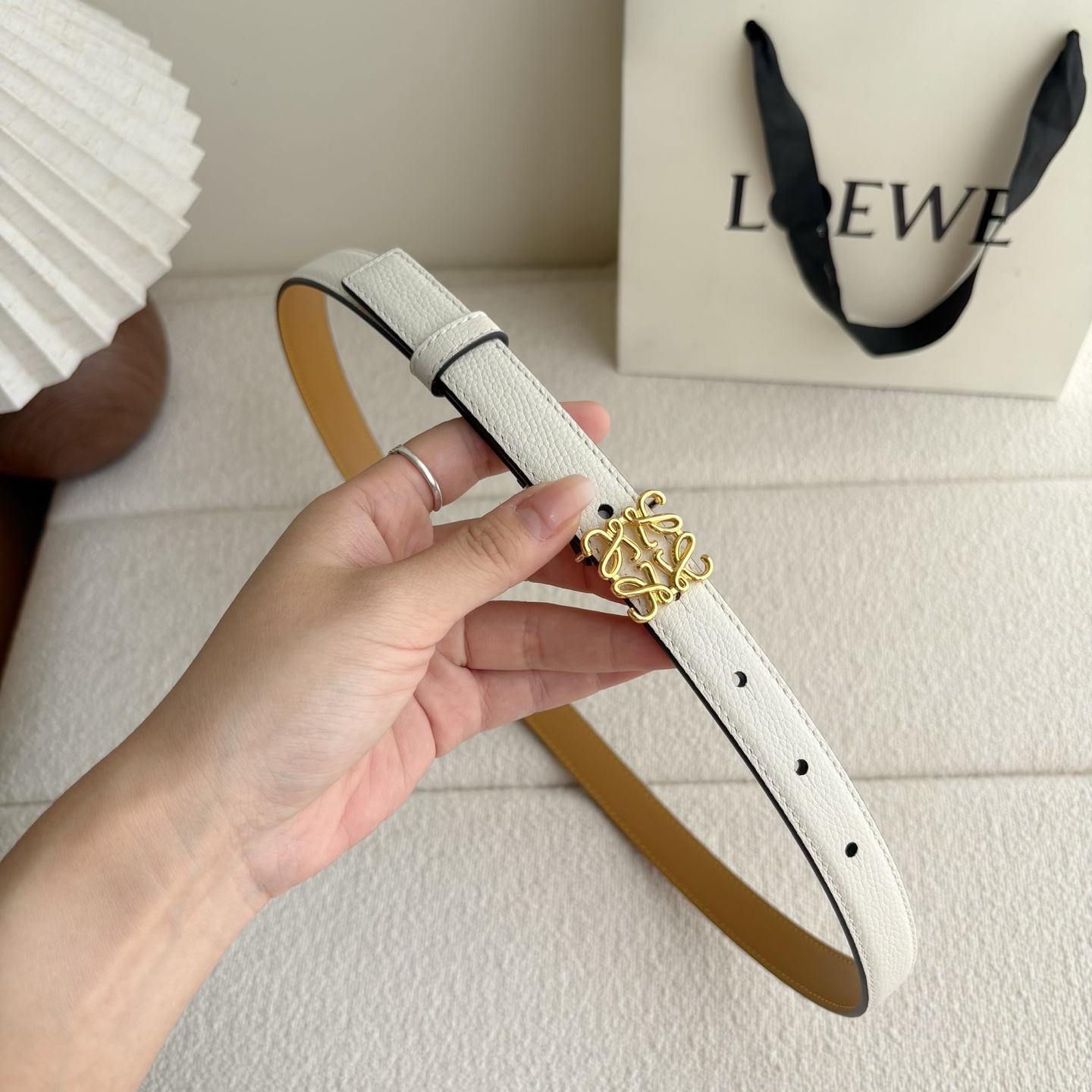 Loewe 鹅卵石纹牛皮腰带。Anagram搭扣 Anchor腰带扣 宽2.0cm，五孔调节。暗沙色/金